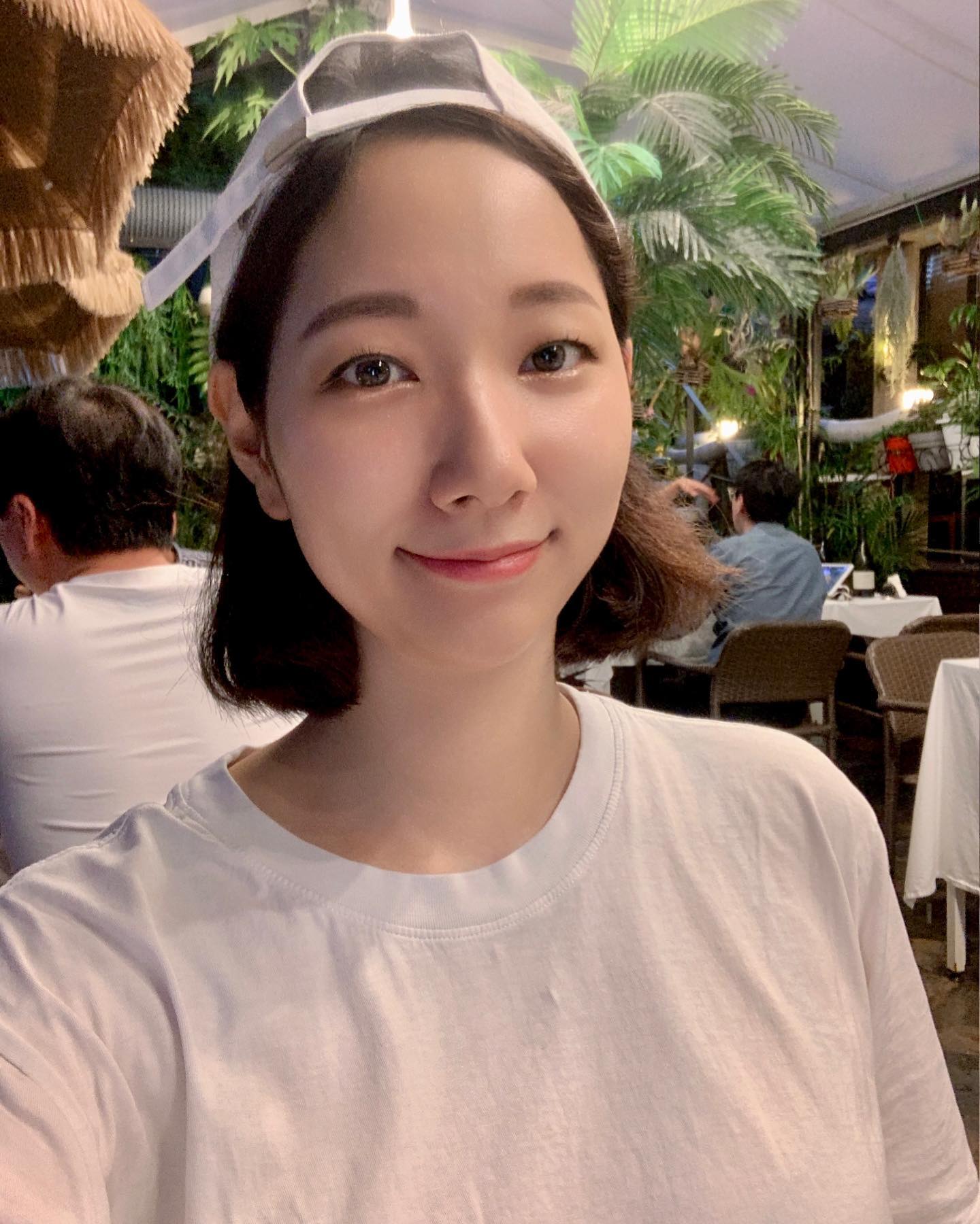 이런 모자 정말 오랜만에 썼네요ㅋㅋㅋ
모자 뒤로 쓰고 나갔더니 꾸러기같다는 말을 들었던 날ㅋㅋ
여름은 그대로인데 저는 살이 쪄서 처음으로 땀이 삐질삐질😓
한여름에도 땀이 안났는데 이렇게 달라질수가 있나
식욕 당장 멈춰…ㅠㅠ
.
.
.
.
.
.
.
#모자 #흰티 #셀카 #땀범벅 #selca 
#메이크업 #셀피 #꾸러기 #selfie