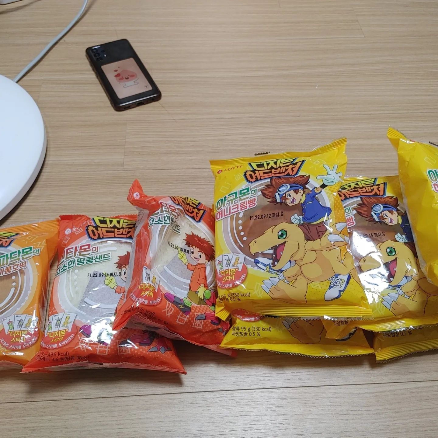 오늘의 수확물 / 남은빵&띠부실은 다음에 !-!

크림빵은 생각보다 맛있고 땅콩샌드는 세번째 사진처럼 되어있어서 혼자 다 먹기 ㅈㄴㅈㄴ 불가능
+왜 파인애플 맛은 없는것인가..

#디지몬빵#빵털기#빵돌이#빵순이#빵#빵성애자#띠부띠부씰#띠부실#디지몬#세븐일레븐#돌아다님#쥰내#불태웠다
