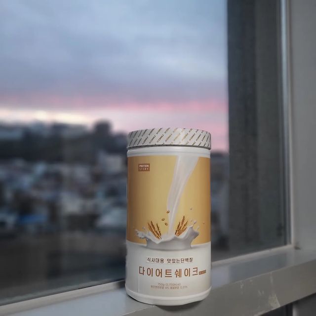 정스타그램(이정원) on Instagram: "#광고 . 다이어트 할때 옆구리에 꼭 끼고 다녀야 할 프로틴스토리 다이어트 쉐이크 ❤ . 간단하게 우유나 두유 넣고 두 스푼만 딱 넣고 흔들면 완성되는 식사