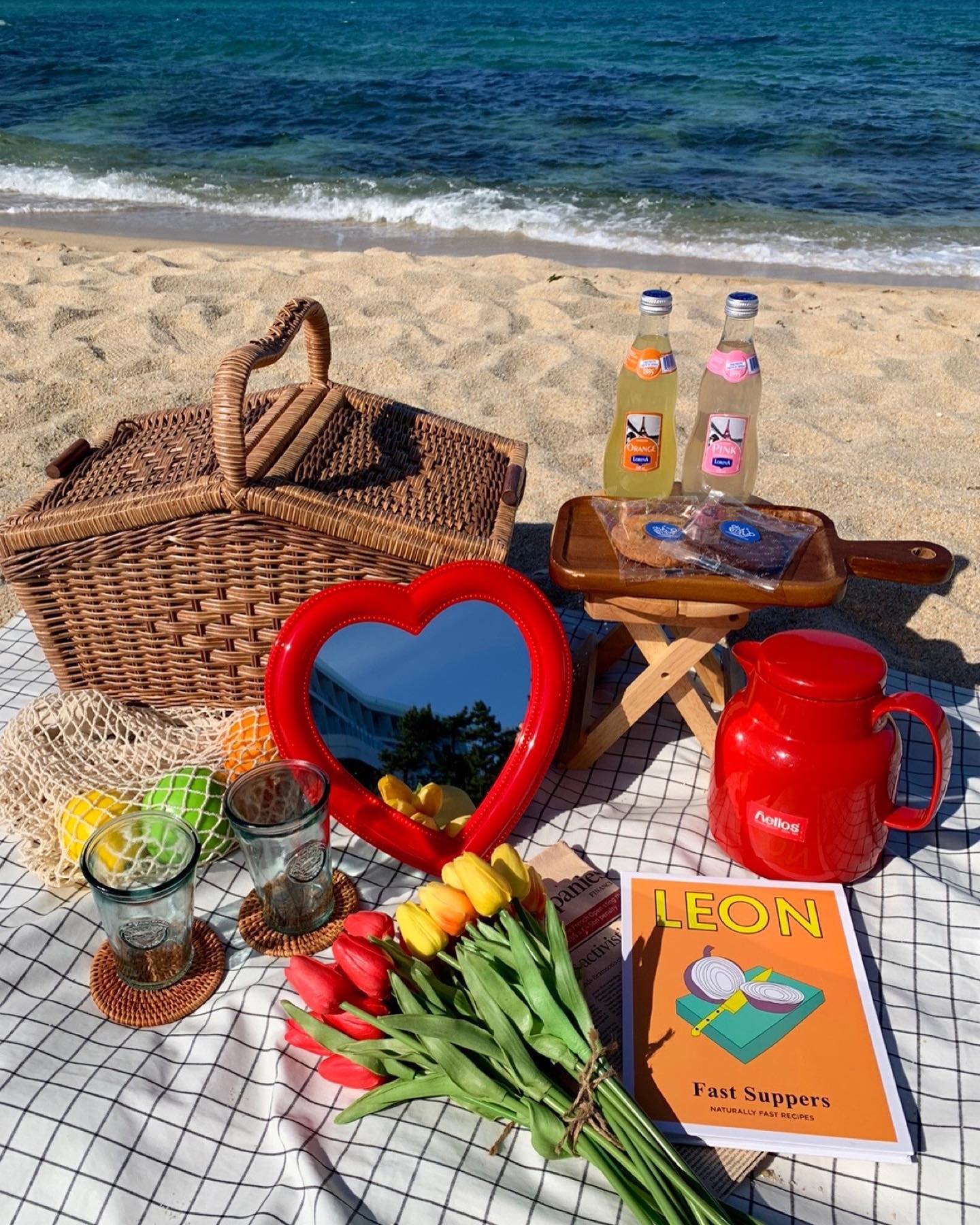 🏖
날이 선선해지니까
바다 피크닉 가고 싶어지네요🏖💕
2년 전에 간 강릉인데 아직도 사진만 보면
행복했던 기억이 생생하게 남아있더라고요🥰
⠀
피크닉이 처음인 저희에게 친절하게 웃으면서 챙겨주신 사장님 잘 지내고 계시죠?
덕분에 좋은 추억 만들었답니다!!
나중에 강릉 놀러 가면 꼭 다시 방문하겠습니다. ٩(๑>∀<๑) ۶

0u0_0302 
annyeongpicnic 
#일상 #강릉 #강릉여행 #강릉카페 #강릉해변 #경포대 #피크닉 #피크닉대여 #피크닉세트 #바다피크닉 #해변피크닉 #안녕피크닉