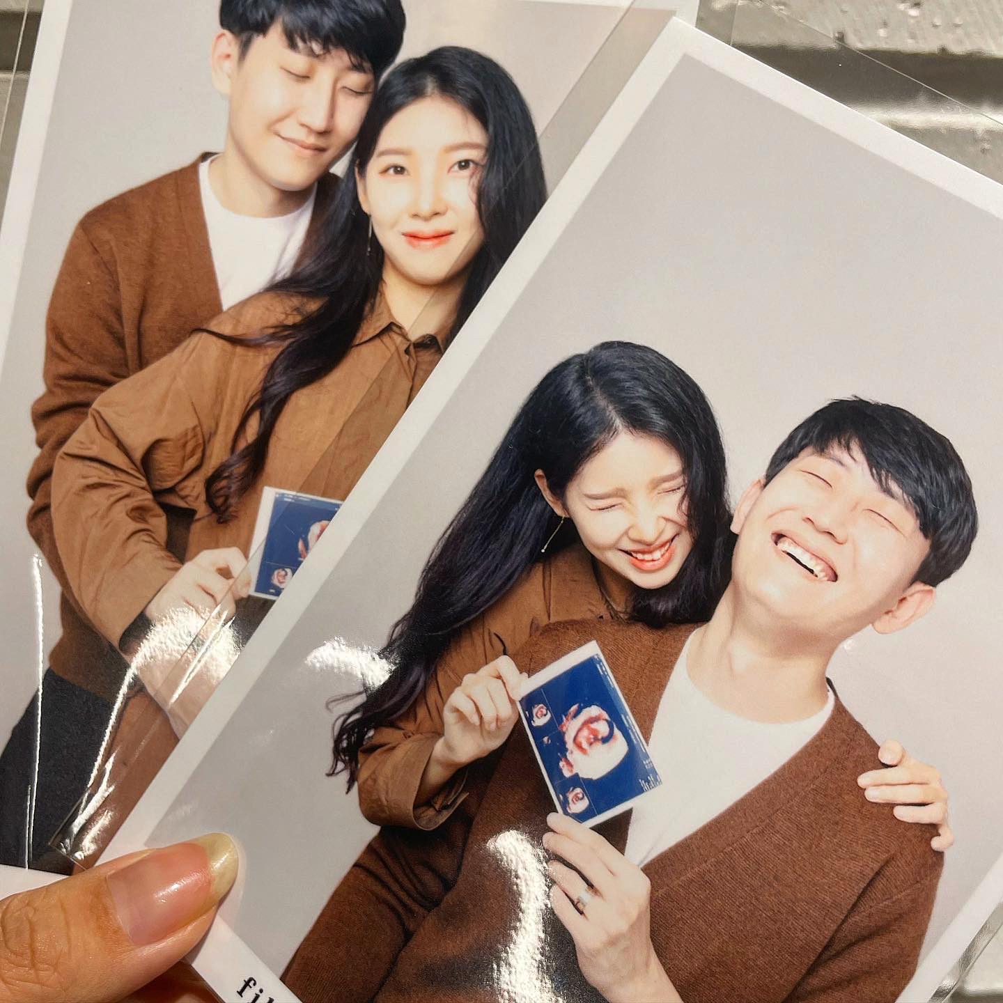 👼🏻아기천사가 찾아왔어요👼🏻
-
행복한 결혼식을 마치고 떠났던
신혼여행에서 찾아온 우리 아기천사🍼
아기천사 태명은 ‘꼬물이’입니다❤️
-
신혼여행을 다녀온 뒤 결혼식에 와주신 모든 분들을 찾아뵙고
감사인사를 하려던 저희 계획이 꼬물이 덕에 귀엽게 무산이
되버렸습니다♡´･ᴗ･`♡
-
지금은 입덧지옥에 빠져 제정신이 아니지만 곧 안정기를
맞이하고 인사드리러 다녀보려합니다ㅎㅎㅎ
-
폰을 붙잡고 있을 힘도 없어 인스타로 임신사실을 알릴 수 밖에
없는 제 자신을 용서해주셔요💦
(제 맘 알잖아요들~!~!~!~!~!)
-
무럭무럭 잘 키워서 순산해볼께요🫣❤