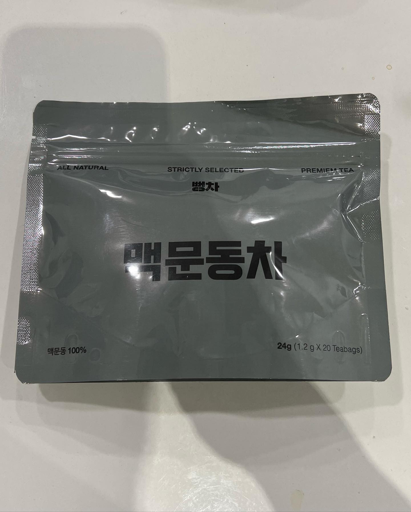 뻥차의 구수하고 향미가 풍부한 맥문동차

다들 수분섭취 잘 하시나요? 저는 매번 커피만 마시다보니, 물 마시는것을 까먹고삽니다 ㅠㅠ 저같은 분들이 매우 많을텐데요, 수분섭취가 매우 고민되고 걱정되지만 해결 못하시는 분들은 뻥차의 맥문동차를 시도해보세요👍👍👍
제품은 깨끗한 제조 공정을 인증받은 HACCP 인증업체에서 제조되었으며 한 때 논란이었던 미세플라스틱을 지닌 나일론 소재의 티백이 아니라 전분에서 추출하여 만든 친화경 PLA 삼각티백으로 제조되어서 건강걱정 전혀 없어요😄
또한 티백 길이가 길어서 어떠한 종류의 컵에도 빠지지않는다는 장점이 있습니다~ 티백으로 티 마시는 분들이라면 다들 무슨 느낌인지 알죠?!!
#뻥차 는 단순히 한가지 원료로 만든것이 아닌 특별한 레시피로 맛, 향, 영양소 총 3가지를 놓치지 않기 때문에
취향따라 따뜻한 차, 아이스티, 밀크티로도 만들어서 먹을 수 있어요!!

이런 분들께 추천드려요!!
➡️물을 맛있게, 가볍게 차처럼 마시고 싶은 분
➡️커피를 줄이고 싶은 분
➡️수분섭취량이 모자른 분
➡️밖에서도 편리한 티타임을 하고 싶은 분
https://bbungcha.com/product/list.html?cate_no=24

#사무실음료 #사무실간식 #웰컴티 #티백차 #티백추천 #맥문동 #맥문동차 #뻥차 #사공사파운드