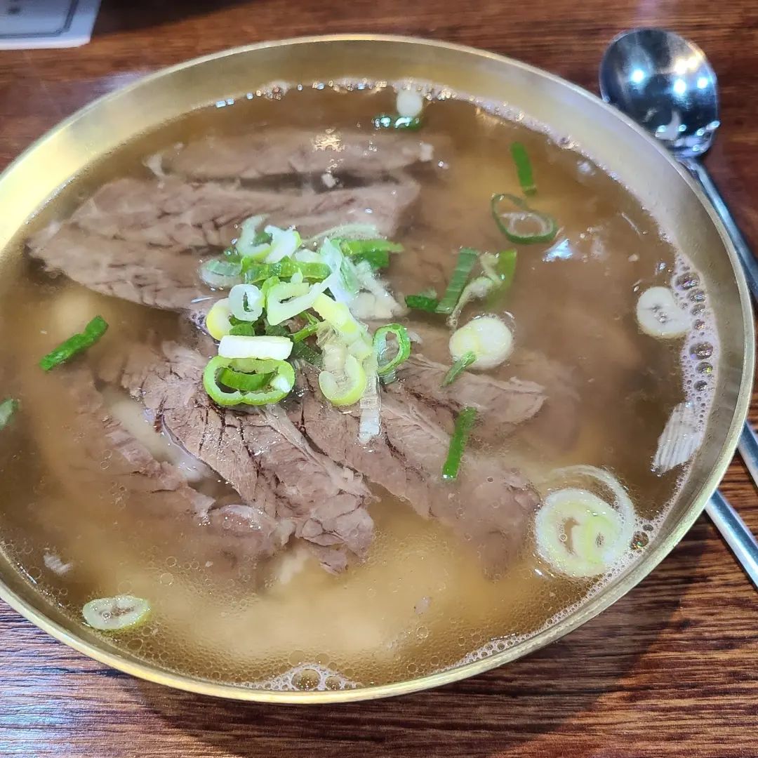#협찬 양주에 새로 생긴 정우정 백년한우곰탕 곰탕이 투명한데 너무 맛있다 냉면도 정말시원하고 면도 얇고 탱탱하니 다음에 또 방문하고 싶어지는 맛집 !! 

블로그링크 
https://blog.naver.com/barbieas/222874804881

#양주곰탕맛집 #양주맛집 #양주냉면맛집 #양주곰탕 #양주냉면