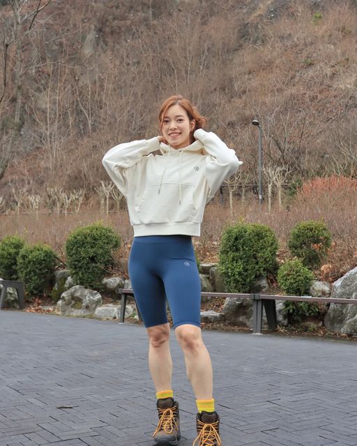 민듕쌤 ❤️ 만능 운동인 on Instagram: "#협찬 편안하면서도 예쁜 @barrel.fit 리뉴얼오픈 이벤트소식 가져왔어요 😆 크롭 후드에 5부 레깅스 코디 너무 예쁘지 않나용? ☺ 착용감도 너무 좋아서