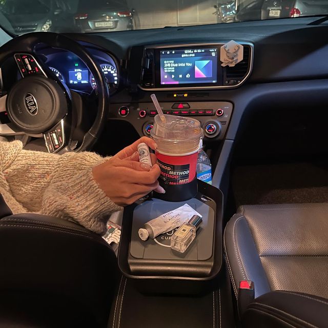 멜루미 시캬류 on Instagram: "#ad 너무 편리한 커스텀플라스틱 컵홀더🥤 음료 넣을 수 있는 홀더 두개와, 각종 소품을 올려놓을 수 있는 트레이가 함께 장착되었어요 🤍 트레이는 무선충전도