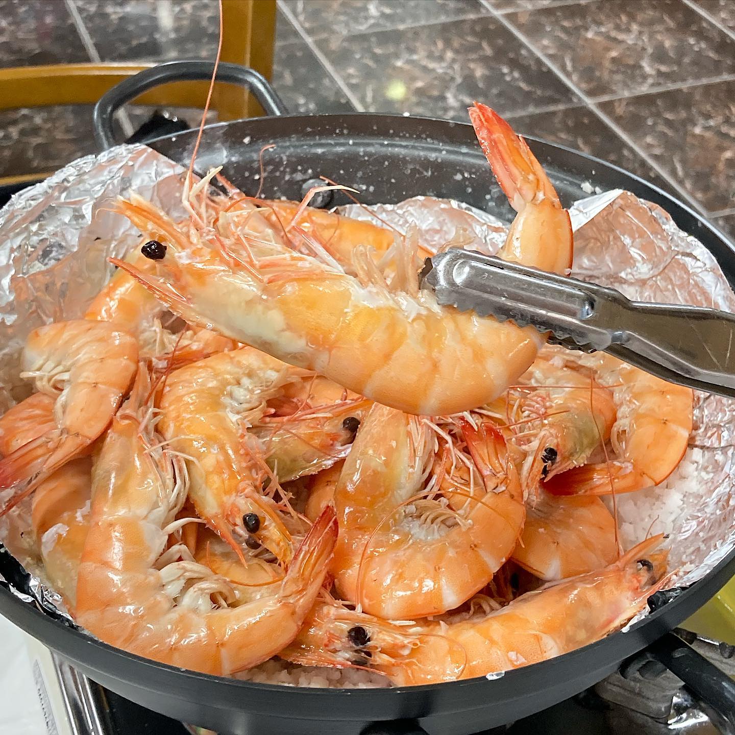 설마 아직도 새우구이 안먹은 사람이 있나 .. 정말 너무 맛있잖아 ㅠ 머리 튀겨서 바삭바삭 씹어먹으면 진짜 ,, 이날은 쏘맥에서 소주로 달렸는데 소주병에 살얼음이 껴있어서 그냥 먹어도 시원하니 맛있었음 (쏘맥파)
.
.
.
.
#용궁회수산
#상무지구횟집
#대하구이 #우럭회
.
#도덕의맛따라멋따라_광주