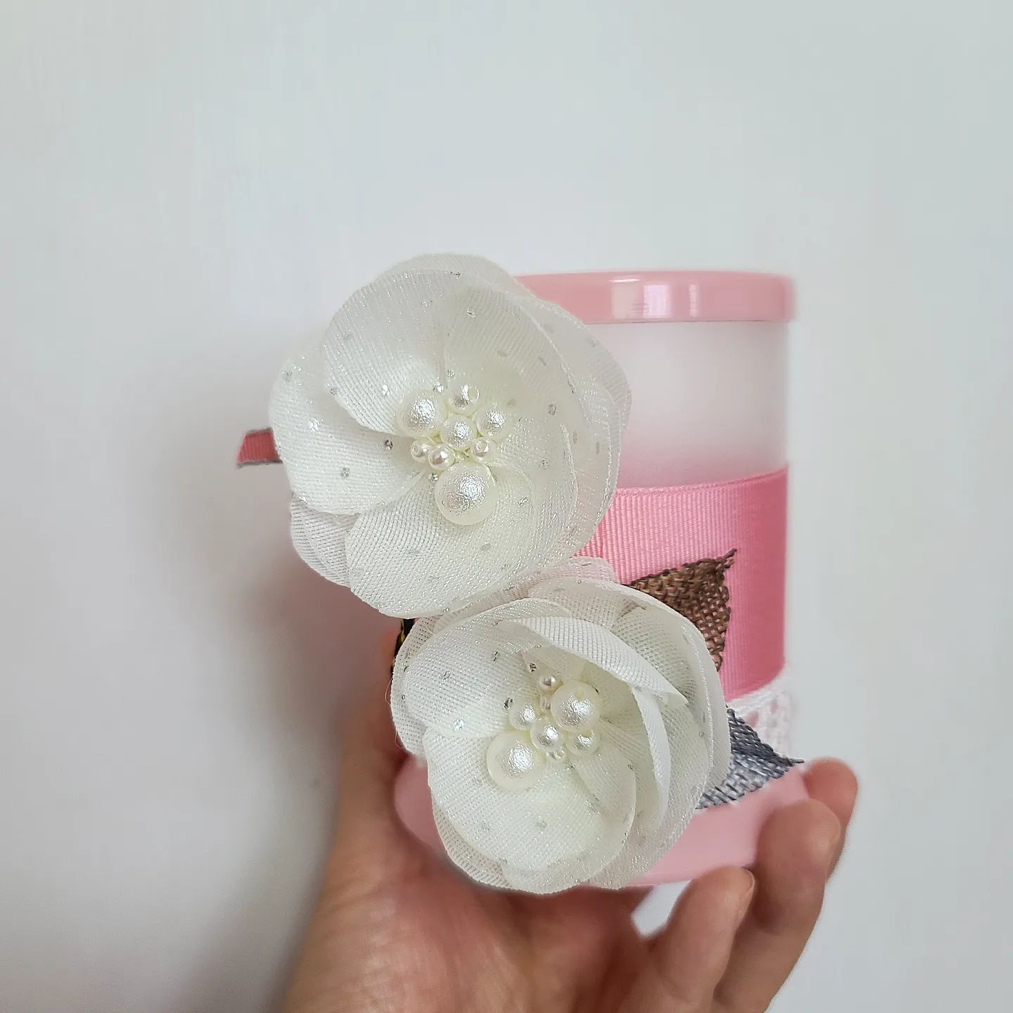 리본, 손으로 빚다 🎀

어제 만든 작품!
종이인형 오리던 실력으로
폭풍가위질과 불질, 바느질, 구슬꿰기의 결과
거기에 푹풍수다 조미료 팍팍!

린하 모르게 화장대에 놨더니
아침에 머리빗으며 린하꺼냐고?
응~~~ 아니야~~~

제발 망가뜨리지 말아줘 😭

ribbon_madebyhands

#리본공방 #청주공방 #토탈공예 #정기수업 #원데이클래스 #리본손으로빚다 #리본손 #리본공예 #취미반
