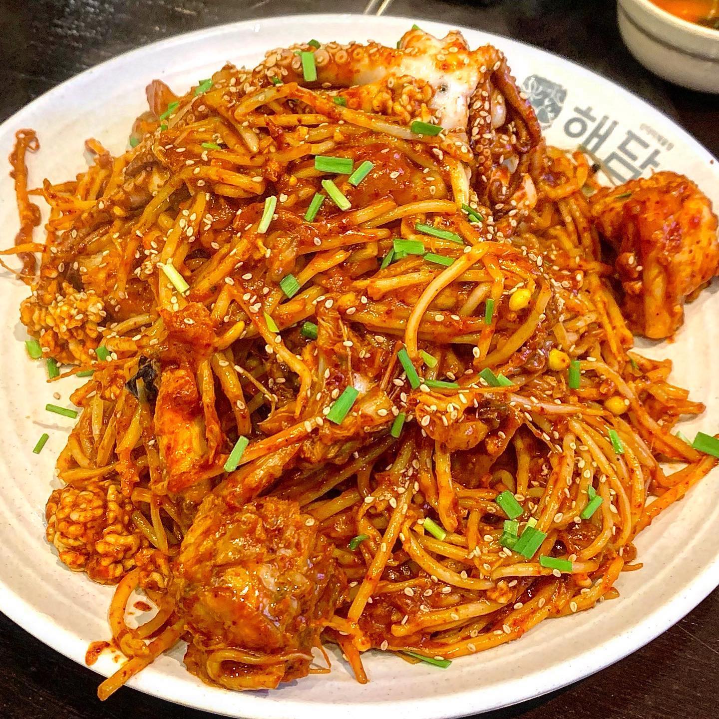 ♫ 율량동 해담 ♫

없어서 못먹는 해물찜이지만
친한 언니가 맛있는 해물찜 가게가 있다며 데리고 가줬어요 ఇ

✔️해물아구찜

낙지, 오징어, 꽃게, 곤이 등 다양한 해산물과
아구가 섞인 해물 아구찜 입니다 !
적당히 매콤한 맛에 아구에 살도 많아서 좋았어요 🥹
낙지나 오징어도 쫄깃쫄깃한게 JMT

그리고 볶음밥 말 안해도 필수인거 아시져 ?
해물아구찜 소스와 남은 재료들과
밥이랑 볶았는데 증말 너무 맛나요 ㅠ

✔️바지락 칼국수

마무리로 바지락 칼국수도 시켰답니다 !
바지락도 많고 국물도 시원해서
호록호록 잘 들어갔어요 ʚ˘◡˘ɞ 
그리고 같이 나온 겉절이도 미친맛 ;
칼국수랑 같이 먹으니까 더 미친맛ㅜ

둘이서 메뉴 3개를 뚝딱했네요 ㅋㅋ
거의 푸파 ,, 그치만 너무 맛있었습니당 ❤️
.
.
.
📍 충북 청주시 청원구 율량로190번길 41 2층 해담

➿해물아구찜 50.0
➿볶음밥 2.0
➿바지락칼국수 7.0