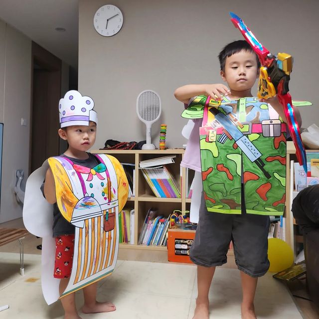 서병문 on Instagram: "#광고 아빠! 저는 힘쎈 군인이 될 거에요!👍 [디자인오] 알록달룩 직업종이옷색칠키트 요리를 좋아하는 하준이를 위해 요리사를 받은건데 군인옷색칠키트를 보자 군인을