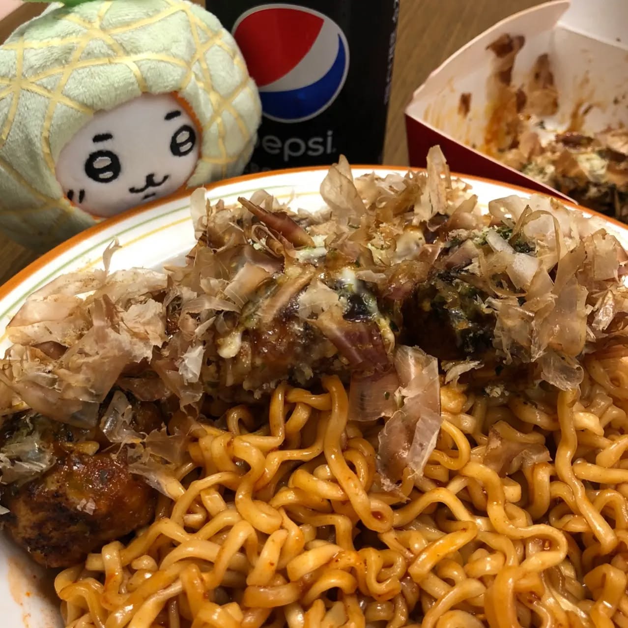 타코야끼 + 불닭볶음면 
요즘 유행 같아서 나도 한번 따라해봄🤔
근데 진짜 핵꿀맛이다...또 먹고싶어...!!
.
.
.
.
.
#다이어트는포샵으로 #타코야끼 #불닭볶음면 
#꿀조합레시피 #또먹고싶어 #🐙