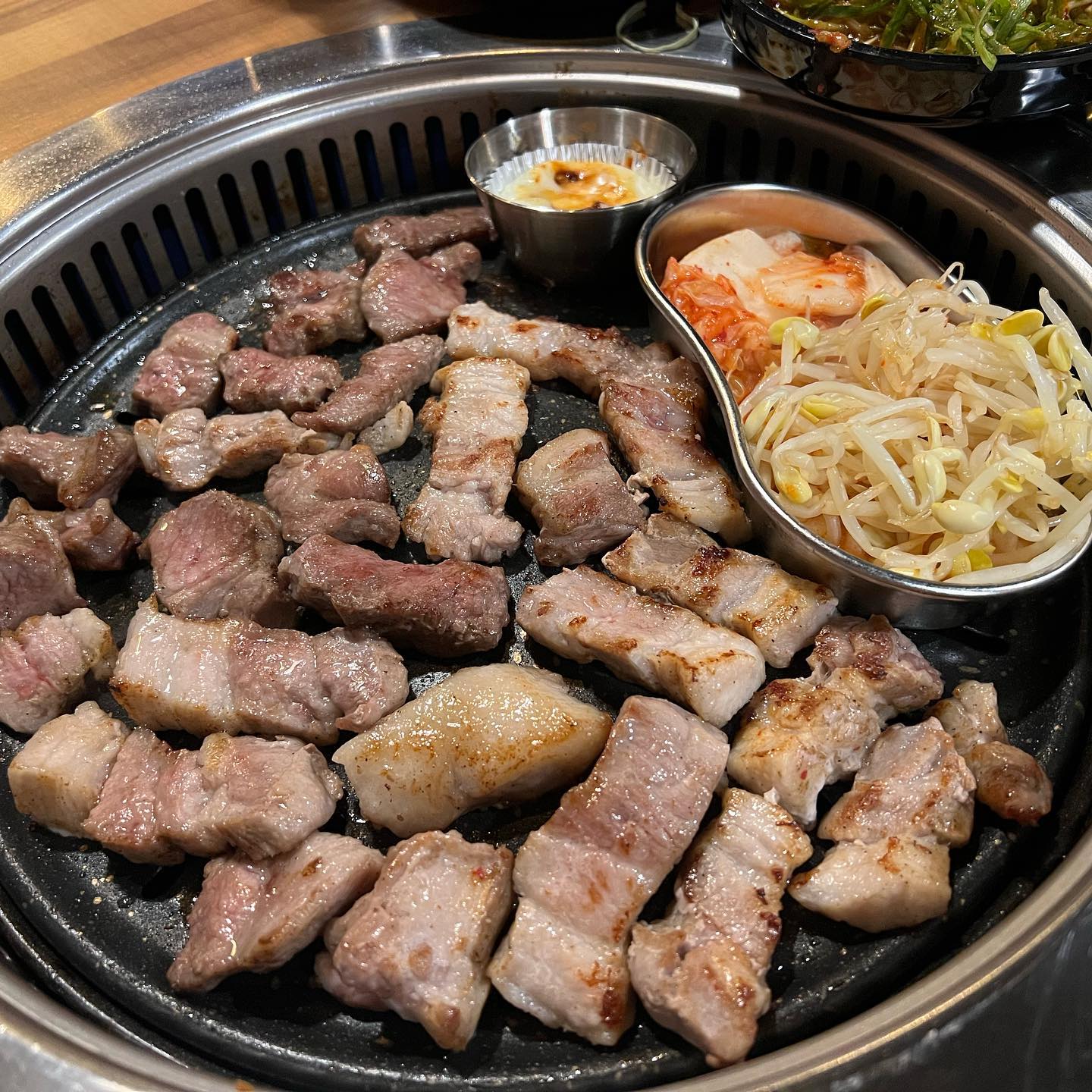 건대 쭈꾸미랑 삼겹살 먹으러❤️
쭈꾸미 양념 너무 맛있음 콩나물 넣어서 비벼멱으면 꿀맛👍🏻😆
삼겹살이랑 목살은 제주도에서 먹었던 고기마냥 완전 두껍두껍🍖 배불띠하당
.
.
#건대맛집 #건대쭈꾸미 #건대점심 #건대회식 #건대모임 #건대고기집 #건대맛집추천 #건대고기집