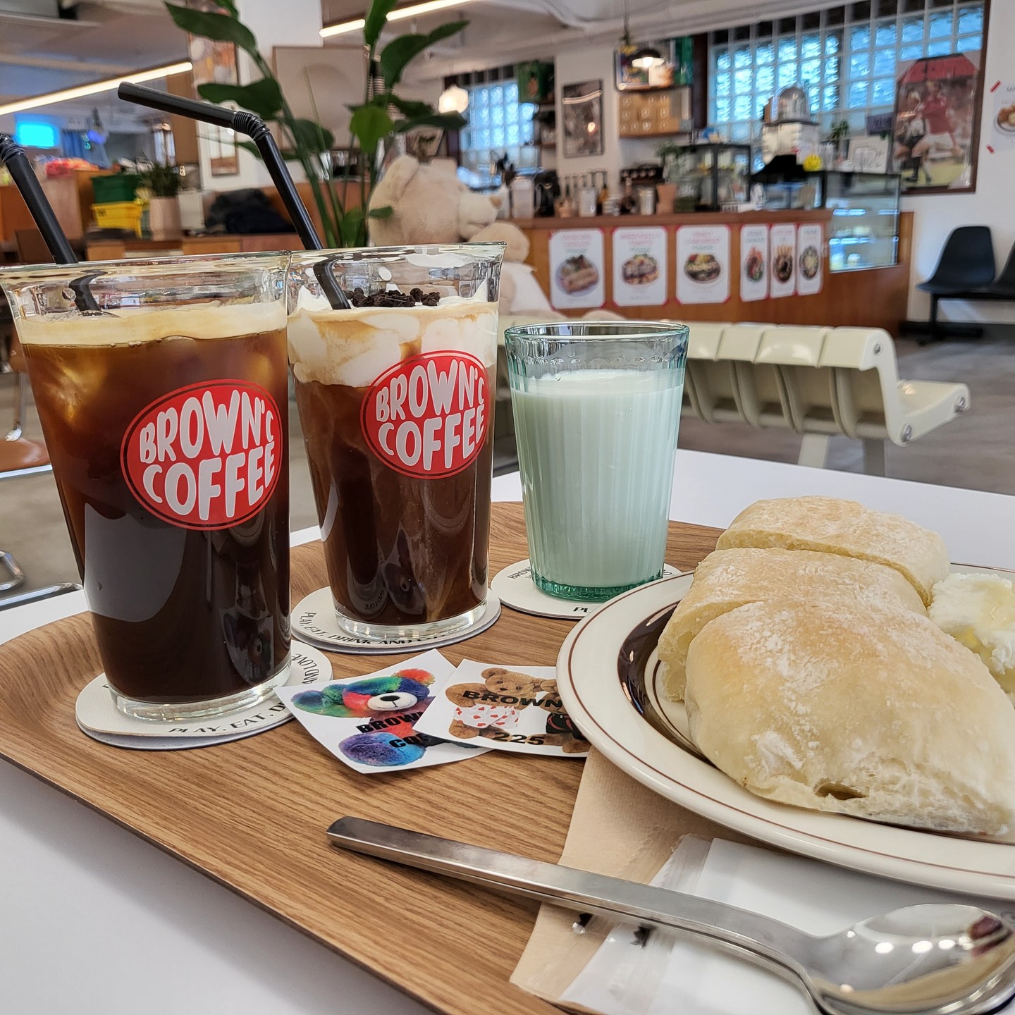 서울 #카이막맛집 #브라운씨 2호점

백종원선생님이 극찬했다는 카이막이 계속 핫하더라구요
친구들도 카이막먹고왔다고 자랑하길래
유행에 뒤쳐지기 싫어하는 저는
집근처 카이막집을 서치하다 알게된 브라운씨2

실내는 우드우드🎂
천장에 우드 실링팬에 라탄등까지 
우리집 인테리어할때 하고싶던건데
여기서 보다니...
역시 너무 예뿌다🥰

전체전으로 편안하고 따듯한
내가 좋아하는 분위기🤎

안에 잘보시면 세면대가 있는데
너무 좋더라구요!!
식당이나 카페 갈 때마다 손닦으러 화장실가기 
넘나 귀찮은 1인으로서
이런점 너무 좋아요😊

#카이막
비주얼은 느끼할 것 같지만
절대 느끼하지 않고
고소하고 담백하고 달콤하고
맛 있 다

특히 빵이 취향저격😚

우유도 같이 나오는데 일반 우유맛이 아니라
달달한 맛이 나더라구요?
카이막에 우유까지 나오니
배고플때 시키면 딱일 거 같다는 생각이 들더라구요

#우장산카페 #브라운씨2
🚩서울 강서구 강서로47가길 33 덕산빌딩 104호
🕒 영업시간 10:00 - 23:00

​✔️ #아메리카노 3,900원
✔️ #비엔나커피 5,600원
✔️ #카이막 8,500원

카이막 맛집이지만
다른메뉴들도 맛있어 보이더라고요
카페 분위기도 너무 편안하니
노트북 들고 와서 공부하시는 분들도 많아요!!

집근처였다면 자주오고싶은 분위기였어요
인테리어가 넘나 취저🤎