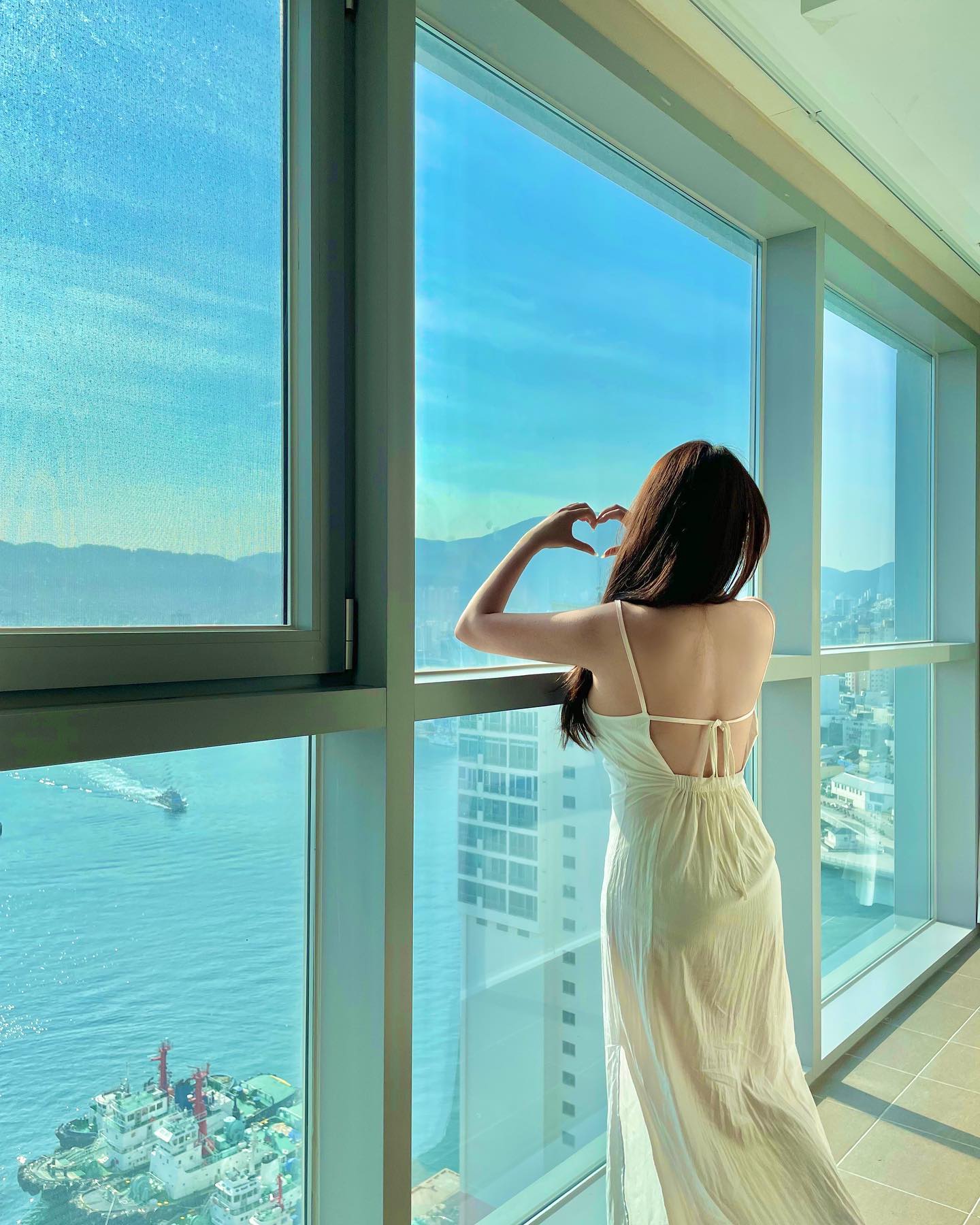 영도의 통창 바다뷰 호텔 💙
한쪽 벽 가득, 영도 바다로 꽉 채워진 호텔✨ 
보기만해도 푸르고 시원하구 👀 영도 바다 보면서 
거품 목욕까지 sapp 가능 🛁 친구랑 여행으로 가기 딱!