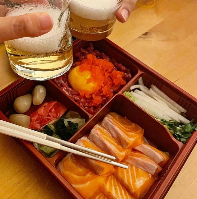 츄베릅 on Instagram: "연어+육회+맥주🥳🥳🥳 콜~? 넘맛탱조합. #yummy#먹팔 #자취스타그램 #연어 #육회 #이태원맛집 #집맥"