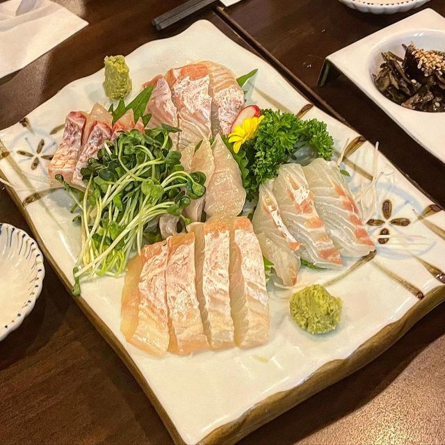 츄베릅 on Instagram: "쫀득쫀득하고 맛있었던 기억만 남아있는 생선회모듬 #기억상실 #일상 #yummy #강남역맛집 #강남역횟집 #맞팔 #🌝"