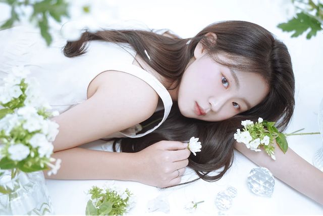 @zzu__xyz on Instagram: "인생샷이라고 불러도 될까요😽 photo @sanhomansion makeup @zzu__xyz hair @juno_janee #산호맨숀 #프로필촬영 #스냅사진 #🤍"