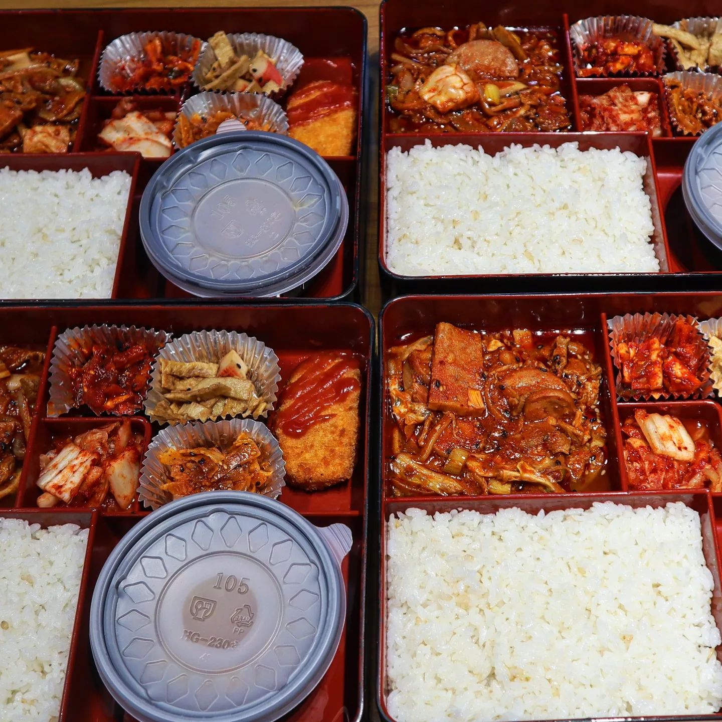 #협찬 - 무료배달 직장인 도시락 #맛짱도시락

안녕하세요👋 오늘은 대구 무료배달 도시락 #맛짱도시락에서 도시락 배달 주문을 했어요.🍱🍱🍱
.
예약제로 운영되는 #맛짱도시락 하루 전 혹은 당일 주문시엔 오전 9시 30분까지는 예약을 완료하셔야 해요.
.
최소 3인이상 부터 주문이 가능하며, 1인당 7,000원의 가격으로 웬만한 점심식사 비용보다 많이 저렴합니다.👍👍 
.
게다가 요일마다 메뉴가 바뀌기 때문에 다양한 반찬과 맛을 즐길 수 있어요.
 (🍳계란 후라이드는 단돈 500원 추가) 
.
.
중식부터 떡갈비 등 다양한 메뉴를 취급하는 #맛짱도시락 의 <오늘의  메뉴>
감자고로케, 현미쌀밥, 삼겹부대볶음, 게살오뎅볶음, 오늘의 반찬 2종, 김치, 유부된장국
.
.
도시락은 보온박스와 전용도시락통에 담겨오기 때문에 한상 차림이 정갈하고 또 따뜻하게 음식을 받을 수 있었어요. 점심시간에 맞춰 배달해주셨고 저는 전화를 주셔서 수월하게 수령할 수 있었답니다.
🍱🍱🍱
.
현미쌀밥은 쫀득쫀득 찰밥같았고용🍚 삼겹부대볶음은 돼지비계 부분이 적절히 있어 부득부득 쫀닥한게 넘 맛있었어요!!
 감자고로케는 케찹까지 뿌려져 온 센슈! 점심 뭐먹지 고민되는 분들🧐
반찬을 여러 개 챙겨 드시고 싶으신 분들!
점심 시간의 1분 1초가 아까운 직장인 분들께 특히나 더 추천드리고 싶습니다.
.
.
무엇보다 도시락통은 익일 수거해가시니 문 앞에 놔두시면 된답니다. #대구직장인도시락 굿잡!
.
아래 주문 및 배달 정보 확인하세요 :)

✏️배달 가능 지역 :
대구 전 지역 가능
단, 연경지구, 변두리, 달성군 제외

✏️배달가능 대상
가정집 배달 불가
병원, 사업장, 사무실 등 직장인 사업장 대상

✏️배달비 : 
무료 배달 및 무료 도시락통은 수거 _ 3인 이상 주문시 배달 가능

✏️예약 방법 : 전일 전화, 문자로 예약가능
당일 주문 예약 시 최소 9시 반까지는 주문 완료 필

📝#맛짱도시락 매월 식단 계획표 문의
카톡 ID: n7513
문의전화 : 010 - 9920 - 3130

#맛짱도시락#월도시락#대구점심도시락#대구배달도시락#대구정기도시락#대구직장인도시락#대구도시락배달#대구점심배달#대구월도시락#대구월식사