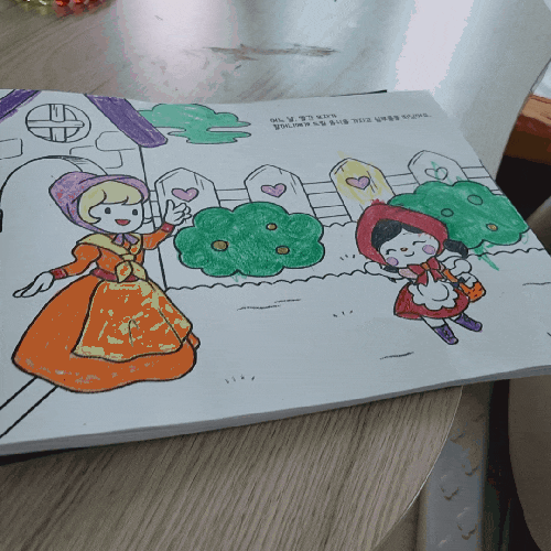 신세계백화점에 입점한 AR색칠동화 "우리유리색칠동화" 빨간모자 이솝우화