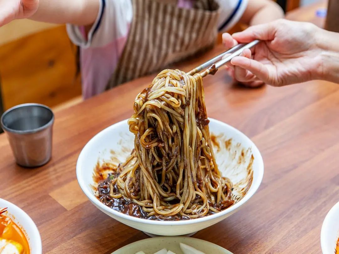 전주 놀토피아 가는 길
아침겸점심 해결을 위해
고산면에 있는 식당 중
제일 먼저 눈에 띈 곳으로 고고~

짜장면은 평범한 맛이고
짬뽕은 조금 매콤하길 원했지만 
자극적이지 않고 담백한 맛에 
짬뽕 국물을 부담없이 먹을 수 있어서 좋았다

검색 없이 찾아간 집이었지만
잠시 들러 식사하기 좋은 곳인듯

#전주맛집 #중화요리 #짜장면 #짬뽕 #완주맛집 #전주중국집 #중국집 #고산면식당