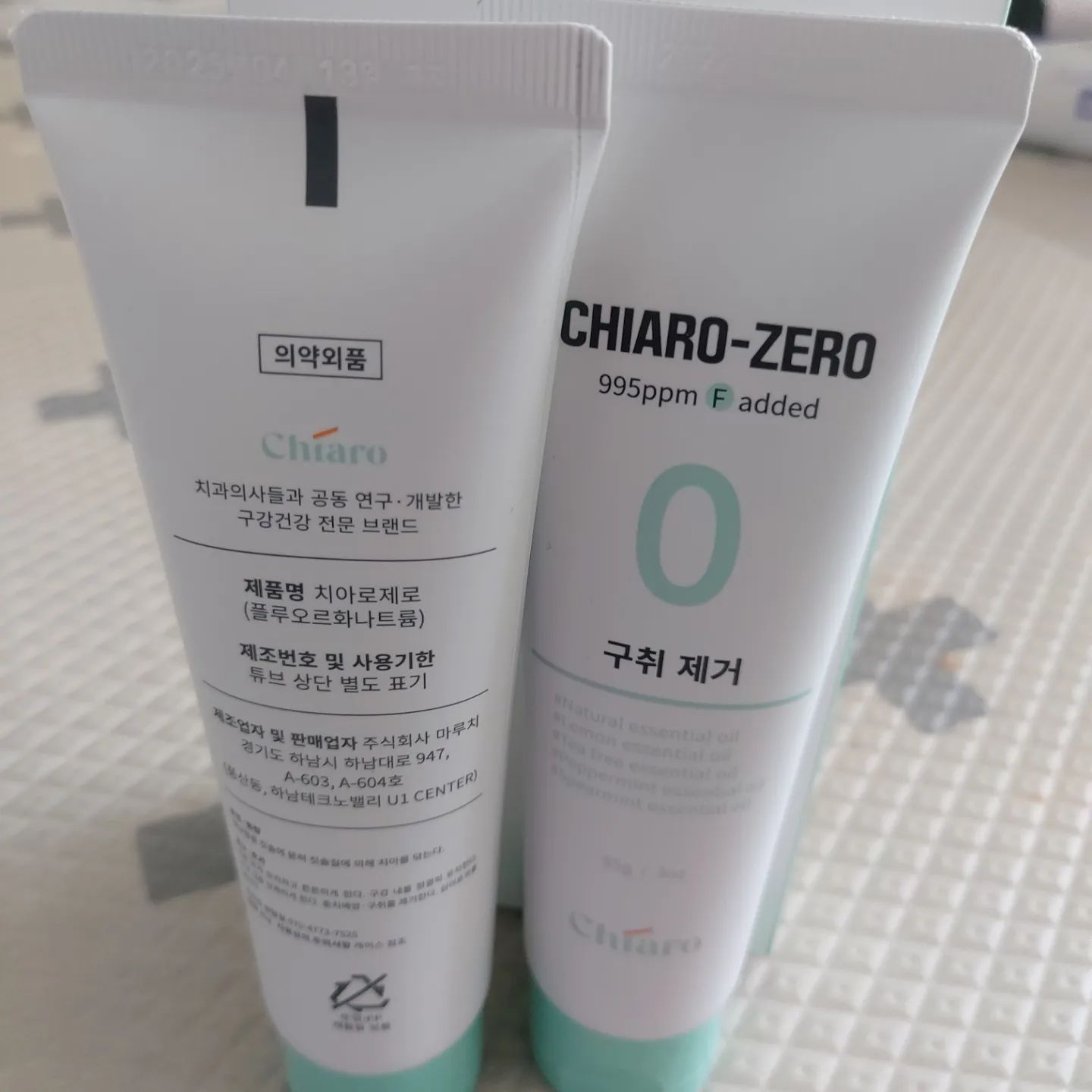 #치아로제로 #제품협찬 #솔직후기 

아이들은 기존에 치아로키즈 치약을 다 쓰고
성인것도 있을꺼 같아서 알아봤는데
왠걸요?

이번에 신제품으로 새로 싹 탈바꿈 한거 있죠?
애들은 이제 2년간의 긴 충치치료를 다 끝내니
입에서 입냄새가 안나는데 저는 나네요.

저는 충치가 먹은게 한두군데가 아니거든요.
애들보다 제가 먼저 치과치료를 했어야했지만
저도 부모이다보니 아이가 아픈모습보니 안되겠어서 애들부터 치료를 다 끝냈어요.

그리고나서 제가 하려고보니 입냄새가 슬그머니
나는데 은근히 신경쓰이더라구요.

그래서 알게된 치아로제로 구취케어전문 치약!

양치질을 하려고 치약을 짜니 하얗고 좀 보이는 알갱이들.

입안을 휘젓고나니 뭔가 개운한 이 느낌.
저 뿐만아니라 신랑도 입냄새제거가 시급한데 잘되었지 뭐에요?

치아로제로는 이를 희게 유지하고 튼튼하게 해 줄뿐만 아니라 구강 내를 청결하게 해준다.
그리고 구강 내를 상쾌하게 해주며 충치예방 과 구취또한 제거를 해줘요.

또한 심미효과까지 높여준다해요.

이제는 백세시대니까 튼튼한 치아로제로로
입안 구석 입냄새까지 깔끔하게 어때요?

치아로 치약추천 해 보아요^^

성분좋은 구취케어 치약 저는 괜찮다고 생각해요!

✔️치아로치약으로부터 제품을 제공받아 사용한 솔직후기입니다.

#성분좋은
#구취케어
#치약추천 
#치아로 #구취제거 #욕실용품 #치약스타그램 #입냄새치약 #구취제거치약 #개운함 #입냄새 #걱정없는치아로 

chiaro.chica