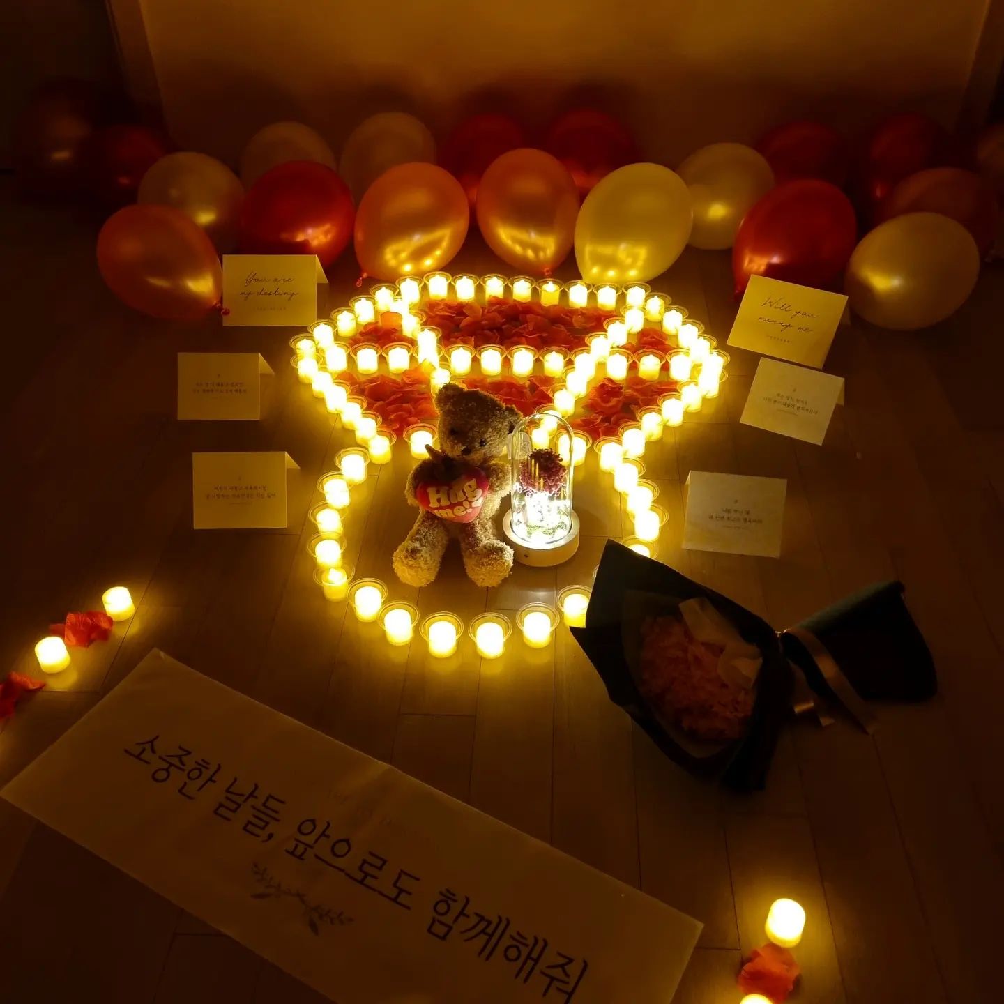소라 프로포즈 받았지롱💍
12시넘어서 갑자기 아프다고 전화와서
미친듯이 집으로갓더니 짜잔
반전은 아빠엄마도 알고있었는데
빨리가보라고 연기했다는겈ㅋㅋㅋ
진짜 눈물나는 센스 인정👍
내 인생 최고의 생일이자 프로포즈데이
잊지못할것같음 고마워 오빠 이쁘게 잘살자❤️
