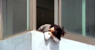 여름 날 나는 늘 천국이 아니고, 칠월의 나는 체념뿐이어도 좋을 것
모두 다 절망하듯 쏟아지는 세상의 모든 빗물. 내가 여름을 얼마나 사랑하는지