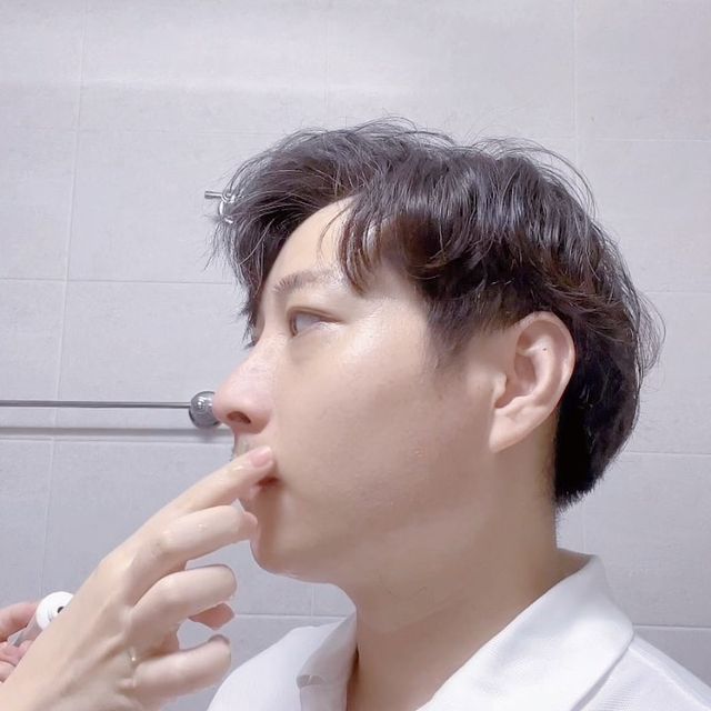 차시우 | CHASIWOO💜 on Instagram: "결혼후 처음으로 남편 수염 밀어줌! 수염이 길어서 뽀뽀해주겠다며 들이대면 수염에 찔려서 너무 아프기도 했고, 결혼전에 내가 선물해준 면도기가 고장나서