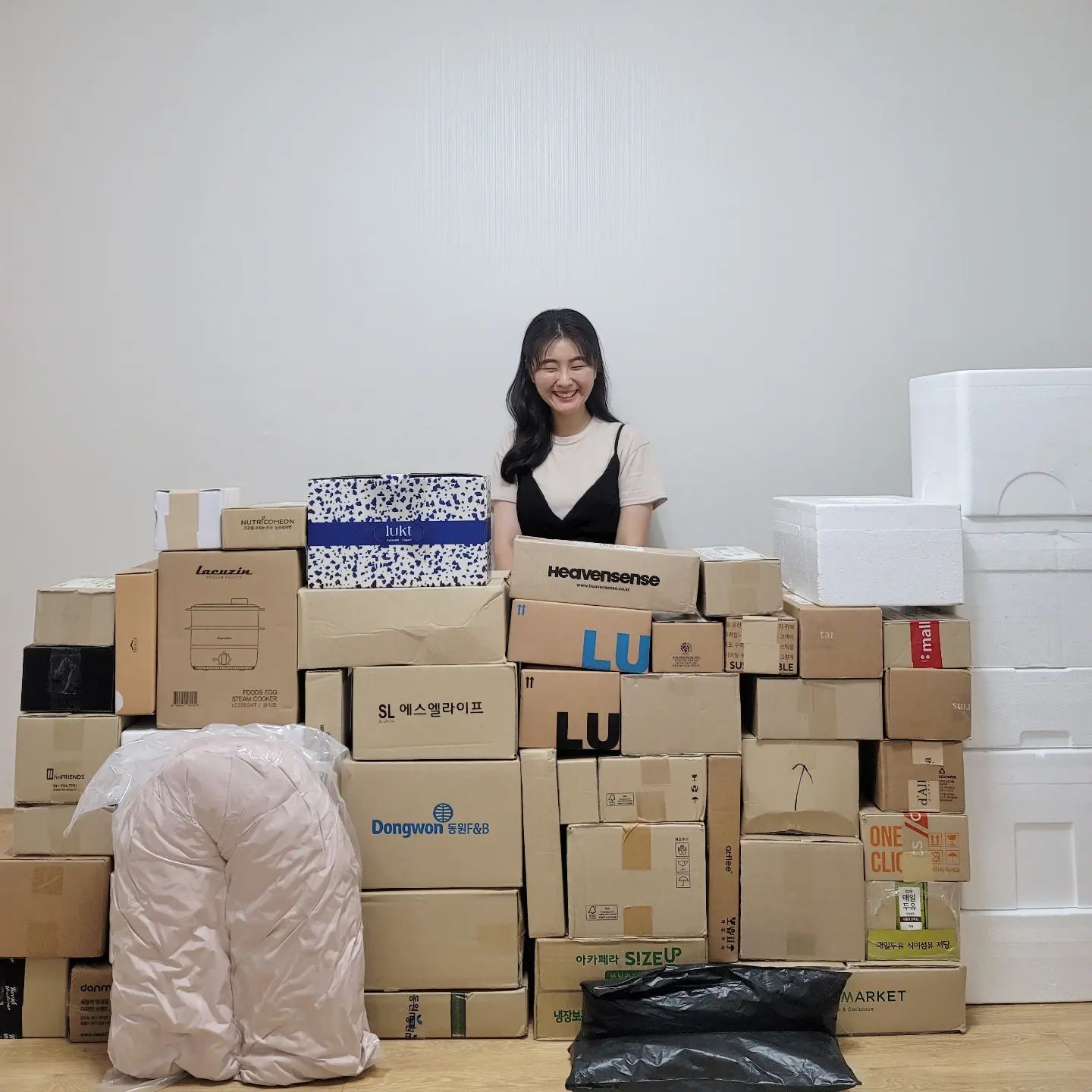 ⠀
올해의 생일 시그니처 박스짤🎁

2022.09.07
올해도 여전히 내 사람들 덕에 행복했던 27살의 생일🥳

해가 지날수록 다들 자주 볼 수는 없어도
늘 나를 응원해 주고 생각해 주는 사람들 덕에
더 좋은 사람이 되어야겠다는 생각이 든다.

새로운 곳에서 정신없이 바쁜 나날들을 보내느라
연락을 잘 챙기지 못하는 나지만
그렇다고 마음이 멀어지거나 작아진 건 아니라는 거🥲

축하해주신 모든 분들께 감사하며
앞으로도 긍정적인 에너지를 전하는 사람이 될게요🤍
