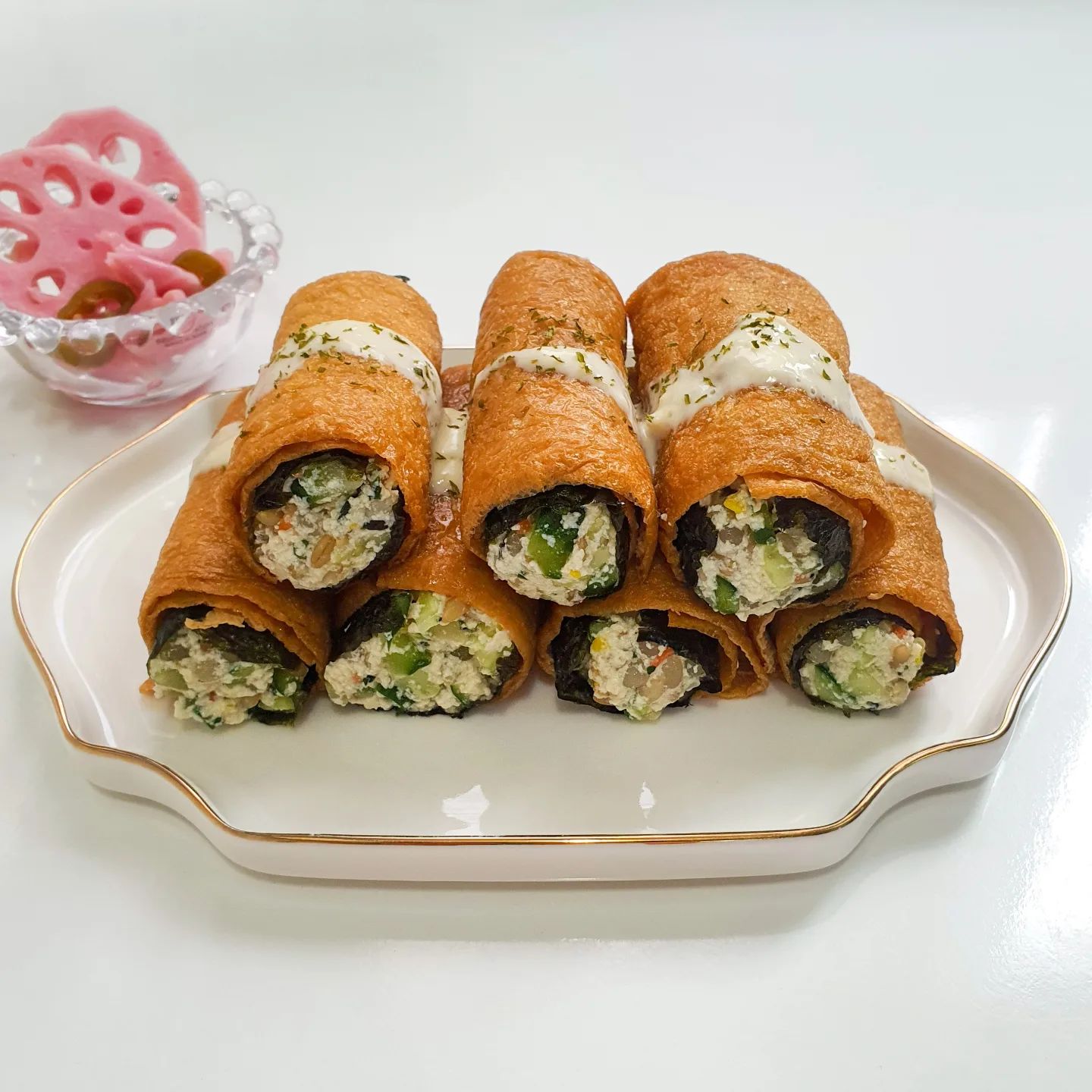 두부 롤유부초밥(#두잇테이블)
오늘 롤유뷰초밥 만들어 먹었어요.
안에 두부반이랑 오이를 넣었는데 아삭하고 상큼하니 있었어요. 8장 들었는데  넘 배부르고 맛나는거 같아서 아주 만족하고 있어요😄속세맛 타르타르 소스도 맛나네요😋
급찐급빠  3일째인데  추석 전 체중을 돌아가고 있어서 다행입니다. 😍 오늘도 화이팅!!!

#롤유부초밥 #다이어트유부초밥 #유부초밥 #두부 #건강식
#식단 #다이어트 #다이어트요리 #다이어트레시피 #다이어트식단  #다이어트음식 #만보걷기 #운동