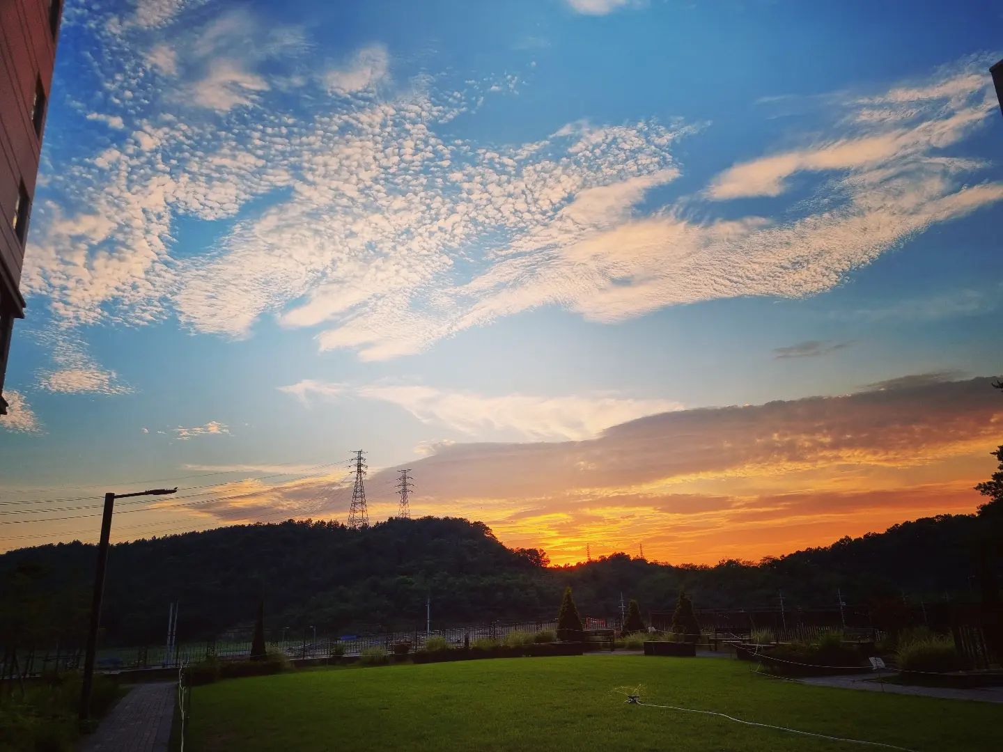 마라톤 마라톤 삶은 길어 천천히 해

42.195 그 끝엔 낙원이 가득해

하지만 진짜 세상은 약속과는 달라

우린 달려야 해 밟아야 해 

신호탄을 쏘면

목적지도 없어 다른 풍경도 없어

숨이 턱까지 넘칠 때

you need to you need to

♬방탄-낙원♬