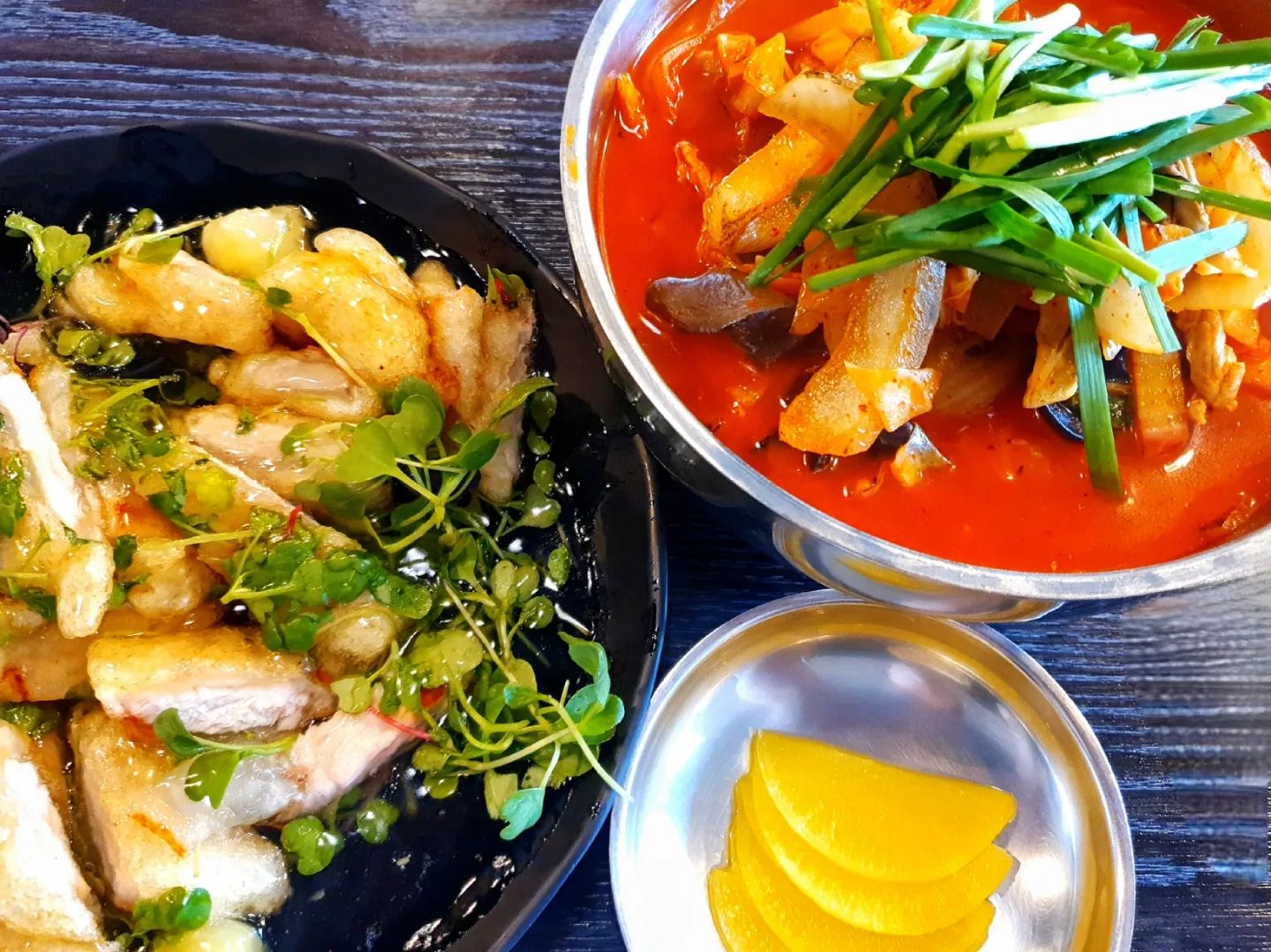 #짬뽕#맛집 #설짬뽕 에 드디어🥰✌️ 2명이서 직화짬뽕과 탕수육을 나눠먹었습니다~ 진짜 배부르고 맛있게 잘 먹었어요😙
-
확실히 짬뽕 국물이 맛있더라고요! 오픈시간이 11시라 맞춰서 11시 살짝 넘어서 방문했는데도 이미 홀 안에 손님들이 가득 차 있었어요..😶❕️❗️❕️자동으로 맛집 인증된,,, ㅋㅋㅋㅋㅋ

🍜 직화짬뽕 - 9천원
🥓 찹쌀탕수육(소) - 1만6천원

#먹방 #먹스타그램 #먹스타 #맛스타 #맛스타그램 #맛있다 #푸드스타그램 #또먹고싶다 #맛집 #먹방투어 #맛집투어 #카페투어 #카페스타그램 #디저트그램 #오늘뭐먹지 #좋아요 #소통 #선팔 #맞팔 #팔로우 #foodfic #instagood #요리 #음식 #선팔하면맞팔 #먹팔 #먹팔맞팔