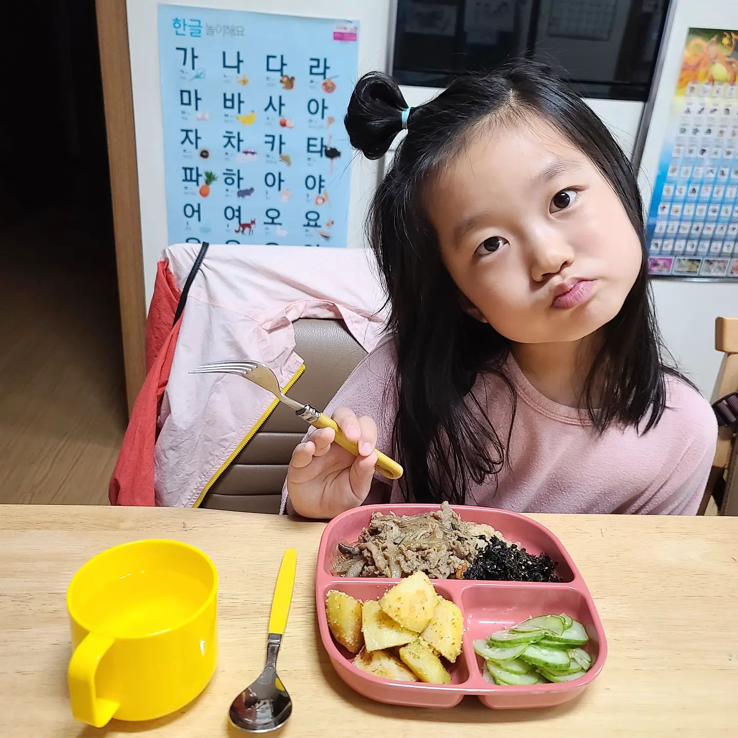 오늘의 저녁은⁉️

소불고기덮밥
버터감자구이
오이무침or김치

엄마, 밥상 두번차리기 귀찮다 😭
그나마 식판 이용하니
설거지거리라도 덜 생기고 💦
(아드님 다엿중인데 작은식판이 더 작아보임 ㅋㅋ)

따님은 불고기싫다고 밥만 드시고
아드님은 오이무침 싫어서 징징 
🤬🤬🤬🤬🤬

너희들이 진정 단매를 맞고싶구나

그럴거믄 먹지마라잉
🤬🤬🤬🤬🤬

#저녁밥상 #소불고기덮밥 #버터감자구이 #식판 #독상 #제발 #밥상은 #한번만 #차리자