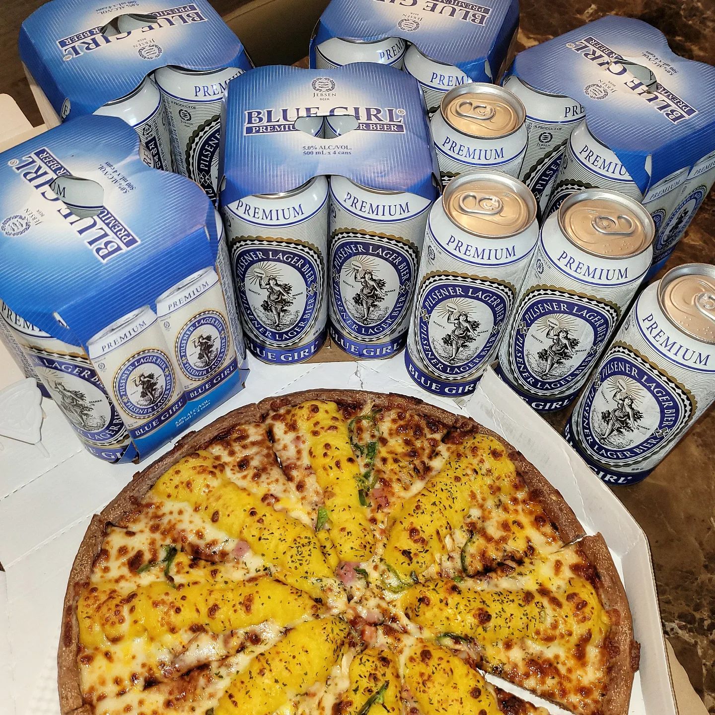 #협찬 블루걸 - 가을엔 방구석 홍콩여행, 홍콩 1위 맥주의 금의환향!
.
드디어 한풀 꺾인 가을이 왔어요 yeah -
가을은 단연 붉고 노란 단풍이 슬슬 지는 천고마비의 계절인데요, 가족과의 식도락 여행, 친구와의 나들이, 소소한 야참까지 모든게 즐거운 계절에 빠질 수 없는 것은 단연 #맥주 .. ㅎ 저는 올가을 방구석 홍콩여행을 즐기기로 했어요. 여담으로 홍콩 밀크티를 마셨을 때 이국적인 맛에 설레였었단 말이죠? 이번엔 맥주입니다.  XD 🍻
.
16년간 홍콩 시장에서 1위를 장식한 블루걸맥주는 디자인부터 청량한데요, 찾아보니 완벽함과 탁월함의 여신, '아레테'에서 영감을 받았다고 합니다. "여신 아레테가 들고 있는 횃불 '엑셀시오르'는 최고의 품질을 전달하겠다는 브랜드의 의지를 전달한다" 
.
19세기 독일의 브레멘에서 처음 양조되어 소비자 니즈에 맞춰 발전하고 또 정통 독일식 양조 방식을 통한 품질관리로 청량감과 깔끔한 피니쉬를 선사하는 #블루걸 은 5% 도수로 기존 라거 계열보다 짙은 풍미와 깊은맛, 깊은 목넘김이 특징!!
.
피자랑도 잘어울리고 훠거랑도 잘어울리고 심지어 피곤한 날 집에 와서 냉장고에 고이 모셔둔 시원한 캔맥하면 청량감 굿! 올 가을 국내 계시는 분들도 세계맥주, 그 중 블루걸 맛보며 이색적인 하루를 보내면 어떨까용?
.
.
#협찬 #블루걸맥주 #홍콩맥주 #홍콩여행 #방구석홍콩여행 #뽀짜이판 #굴전 #스파이시크랩 #씨리얼새우 #칠리새우 #탄탄면