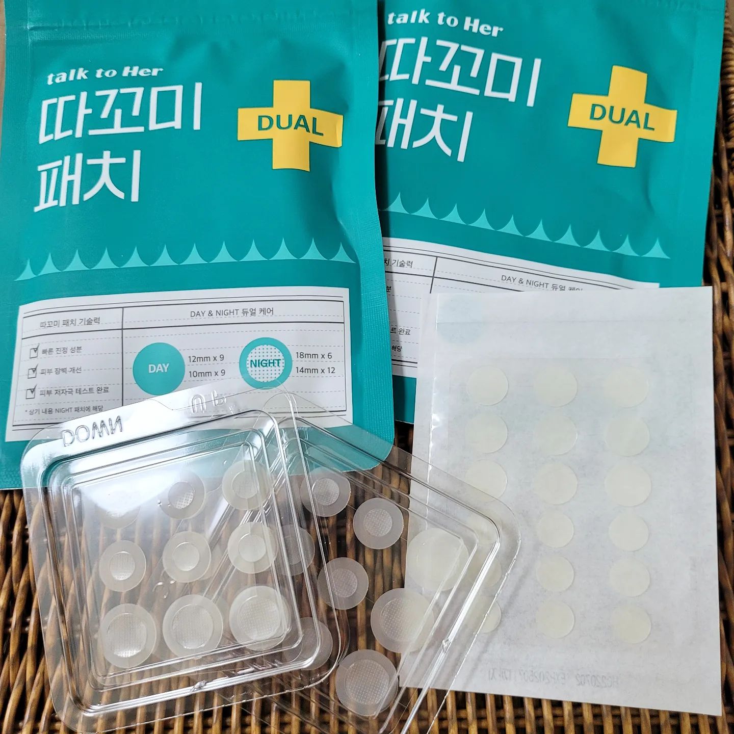 #업체로부터제공받은제품입니다. - 
업그레이드 리뉴얼된 #따꼬미패치 !
.
안녕하세요, 마스크를 장시간 쓰고 있으면 꼭 그렇게 아픈 뾰루지가 납니다.. 그리고 저는 요새 교육이며 글쓰기며 일이 많아 평소보다 예민 수치가 높아져있는데요! 그래서인지 생리가 시작되기 한 주 전부터 평소 안나던 이마까지도 뾰루지가 나더라고요. 피부가 가장 뒤집어졌을 때가, 어떻게 보면 또 가장 효과를 직관적으로 확인할 수 있는 때이기도 하죠?
그래서 준비한, 뾰루지를 보다 위생적이고, 덜 거슬리고, 진정시킬 수 있는 방법을 소개해드릴까합니다.
.
듀얼 따꼬미 패치는 특허받은 니들을 가지고 있어요. 아마 광고로도 몇 번 보셨을 것 같은데요 (저도 종종 본 것 같소만 ㅎㅎ), 기존 트러블 패치에 뾰족뾰족한 가시가 돋아 제품의 특허성분을 보다 효과적으로 트러블이 있는 부위에 전달하는 그런 개념으로 저는 이해했어요. 게다가 Day&Night 구성으로, 밤에 쓰는 패치와 낮에 쓰는 패치(총 2가지 타입)가 함께 들어있어 밤낮에 따라 보다 체계적으로 트러블을 관리할 수 있게 되었어요. 
.
마이크로 핀 패치는 무엇인가요?
위에서 언급한 가시같은 바늘은, 어성초, 시카, 티트리 등의 진정성분으로 만들어진 마이크로 핀 패치인데요, 더마테스트를 통과했을 정도로 민감한 피부에도 사용할 수 있게 만들어졌어요. 사진을 보시면 아시겠지만, 6시간 후에 부탁한 패치를 피부에서 제거하였는데요, 신기하게도 니들이 스르르 녹아 평평해져 있었답니다. 
.
가장 맘에 들었던 점:
단연 밤,낮 버전의 두 가지 패치가 한꺼번에 들어있다는 점! 원래 사용설명서를 그닥 꼼꼼하게 보는 편이 아닌데요(후기를 더 보는 스타일), 이건 '언제 무엇을 쓰는거지?' 라는 생각으로 사용 전 사용설명서를 더 꼼꼼하게 숙지한 다음 피부에 부착하였답니다. 마이크로 핀 패치는 특히나 위생적으로 포장되어있어, 사용이 편리했어요. 또 리뉴얼을 통해 같은 가격에 패치의 수량이 2개 증가하였다고 해요. (하이드로 콜로리드패치) 피부에 뾰루지가 한두개 올라오다 마는 분들이 계신가하면, 저는 최소 3개부터 시작하는 편이라 수량증가도 맘에들었답니다. X)
.
추천 대상:
아무래도, 아픈 뾰루지가 나는 분들께 추천드리고 싶어요. 자꾸 뾰루지가 신경쓰이고 손이 간다면, 패치 붙여놓고 싹 잊고계시면 도움이 됩니다. 뾰루지, 컨실러로 커버하지 말고 패치로 위생적/진정케어 하며 관리하시는 걸 추천드려요.
.
.
이마에 뾰루지 2개가 있었는데 패치를 부착한 왼쪽(제 기준 오른쪽) 뾰루지는 가라앉은 반면, 사진 상 오른쪽 뾰루지는 남아있네요! 신기방기. 효과는 개인마다 다를 수 있겠지만, 저는 솔직하게 사용 후 주관적인 체용감만을 적시하였답니다 :)
.
아래 구매 링크 남길게요~!
https://talktoher.co.kr/product/detail.html?product_no=60#none
.
#따꼬미패치 , #트러블패치 , #니들패치 , #스팟패치 , #뾰루지패치 , #여드름패치 , #톡투허 , #협찬