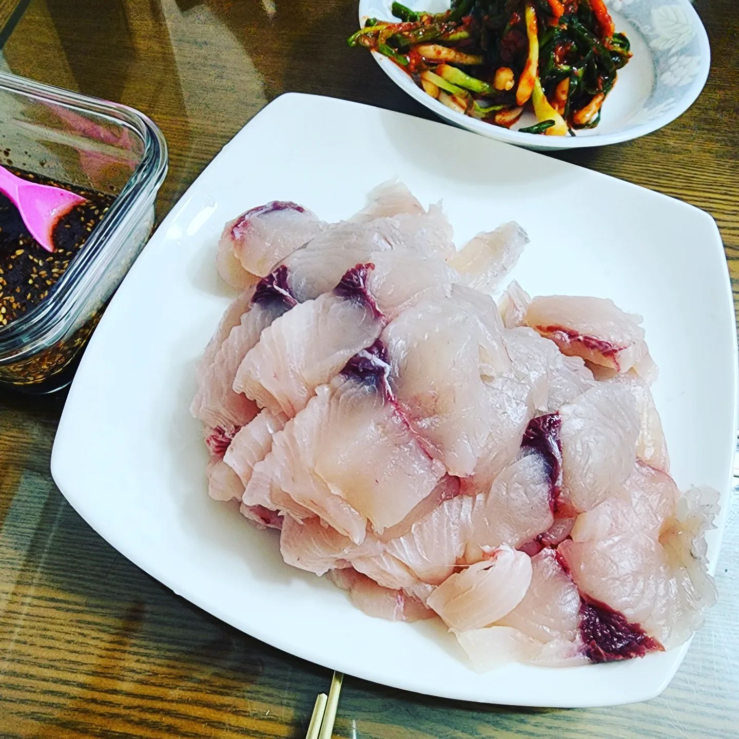 이번 주 냠냠스토리 ☆ 
#삼치회 
큰아빠가 떠주신 오늘 잡은 삼치 

#오겹살 
두툼한 #제주오겹살 냠~ 

#육회비빔냉면 
육회랑 비빔냉면의 조화란! 
#한마음정육식당
#제주한마음정육식당

#연어초밥 
배민!!! 으로 시킨 시청 맛집~ 
#연어공주육회왕자
#육회왕자연어공주

#치킨 
치킨은 양념과 후라이드지~ 
#양념치킨 #후라이드치킨 

#매콤우동 
#제주애월연어하귀
#제주하귀맛집 #제주애월연어 
#삼겹덮밥
하귀 간 김에 또 다시 간 착한 맛집!! 

#감귤머랭타르트 
내가 만드는 #토토아뜰리에 #쿠킹클래스 너무 재미있다 ㅋㅋ 
시간 가는 줄 모르고 1시간 순-삭 !!