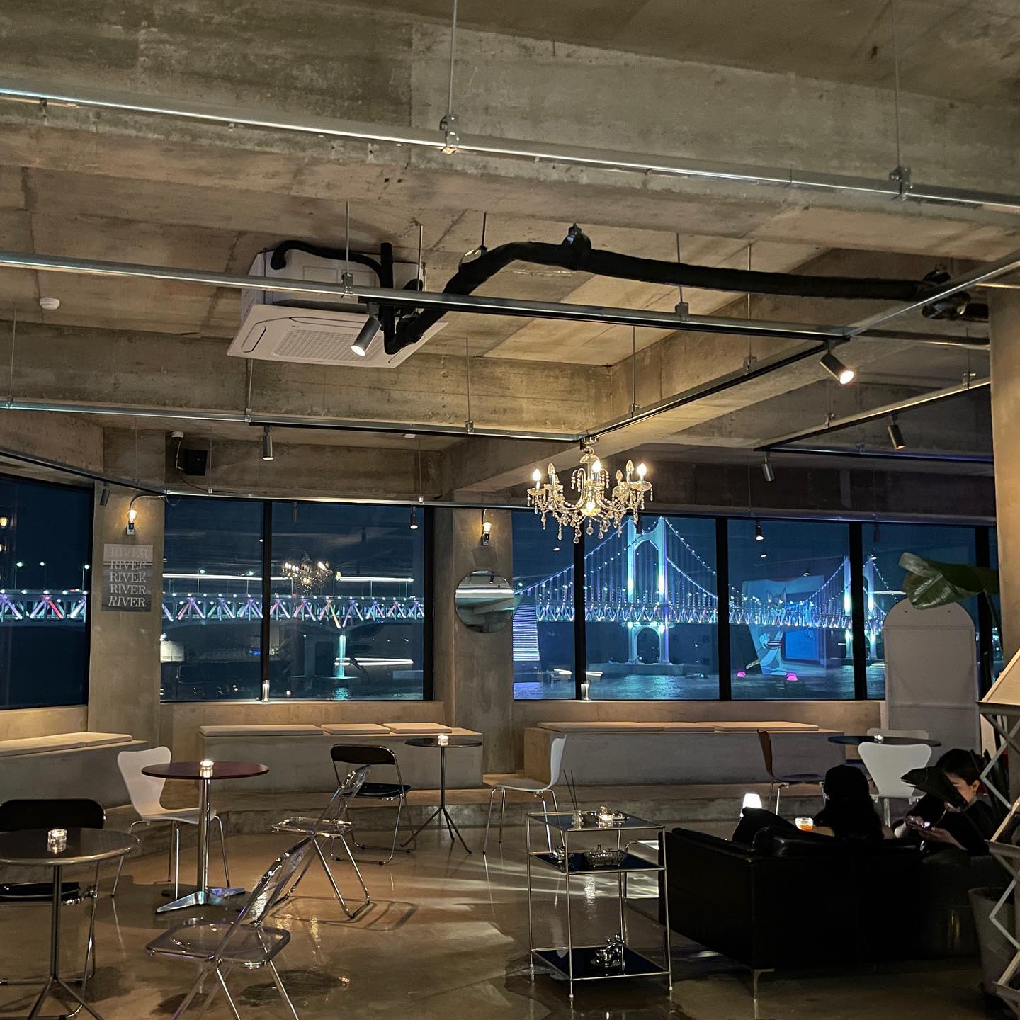 ☕️cafe 너를담다 bar 인미유🍷

광안대교 정면 뷰 못지않게 
통큰유리창으로 보이는 #너를담다

낮시간에는 브런치,디저트와 다양한 음료를 즐길 수 있고 저녁에는 와인펍으로ෆ⸒⸒

1층에서 회 구매 후 와인&맥주 가능❣️

노래맛집+뷰맛집+핑거푸드+와인맛집
모든것이 완벽해 🥂 in.me.you

📍부산 너를담다 수변공원점
부산 수영구 민락동 110-48 바다산책회센터 6층 너를담다
.
.
.
.
포포몬을 통해 서비스를 
제공받아 작성된 글입니다
.
.
#너를담다 수변공원점 #광안리와인 #광안리수변공원 #부산와인 #와인한잔 #광안리와인추천 #광안리핫플 #광안리맛집추천 #광안리와인맛있는곳 #포포몬 #인플루언서 #포포몬인플루언서협찬 #좋아요 #좋아요테러 #부산 #서면 #광안리 #광안리수변공원맛집 #광안리카페 #광안리뷰맛집 #협찬