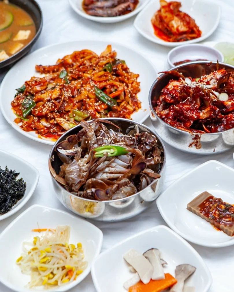 게장에 진심인 남편~
뭘 먹을까 늘 고민을 하는데
이 날만큼은 고민 1도 없이
게장을 무한리필로 즐길 수있는 
여수 게장집으로 gogo~

난 아직 게장에 눈을 뜨지 못해
낚지볶음을 주문~
조금 더 매콤하면 좋겠지만 이만하면 
잘 고른 메뉴였고

간장게장과 양념게장을 원없이 먹고 온 남편은
물도 원없이 마셔됨..
푸짐한 밑반찬에 이만하면
게장 무한리필집으로 추천!

너무나 배불러서 행복했던 하루~

#여수맛집 #여수여행 #여수간장게장무한리필 #여수게장무한리필 #여수 #여수이화식당 #여수게장맛집 #양념게장 #간장게장