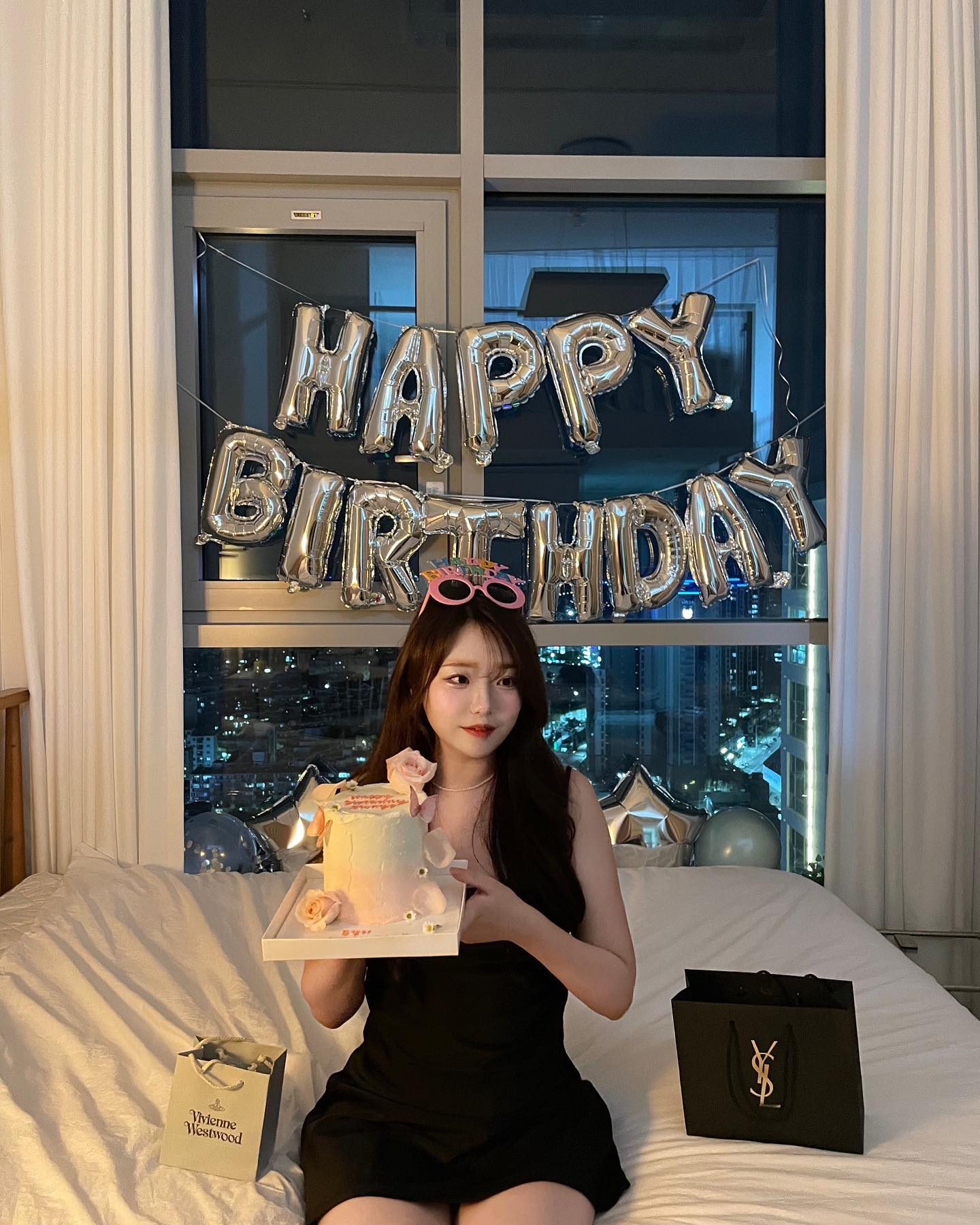 𝘏𝘢𝘱𝘱𝘺 𝘣𝘪𝘳𝘵𝘩𝘥𝘢𝘺 ˚ෆ*₊ 
생일 모음 1탄 📷
다들 생일 축하해줘서 넘 고맙구
선물들과 연락들 다 너무 소중했어요..🫶🏻
그리고 자기들이 내 생일상 차려주겠다며ㅠ 
기차타고 아침일찍 올라와서 내 방와서 생일상 거하게 차려주고✨ 생일파티 열어준 내 11년지기 칭구들 넘 고마워어ꪔ̤̫ ఇ