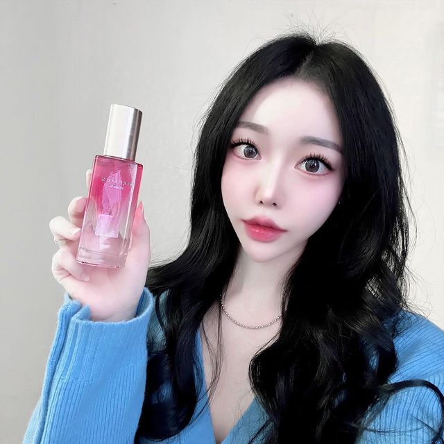 새 롬 on Instagram: "#협찬 𝖷 @hermus_korea ⠀ ⌜헤르모스⌟ 리페어 오일🤍 ⠀ ✓ 알코올 성분 없이 ✓ 가벼운 텍스처를 가지고 있어 ✓ 오일타입임에도 떡짐이 없고 ✓ 끈적임이 없어요 ⠀ + 머