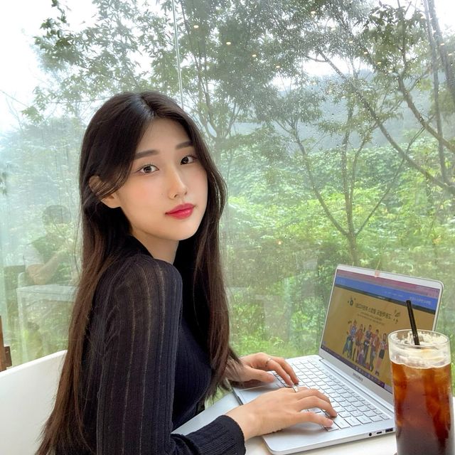 윤윤 on Instagram: "#광고 🐰: 고등학생분들은 주목✺◟(•‿•)◞✺ 대학생 전용이었던 갤럭시 캠퍼스 스토어가 고등학생도 이용이 가능해졌어요ෆ⃛ 갤럭시 캠퍼스 스토어에는 삼성 제품들