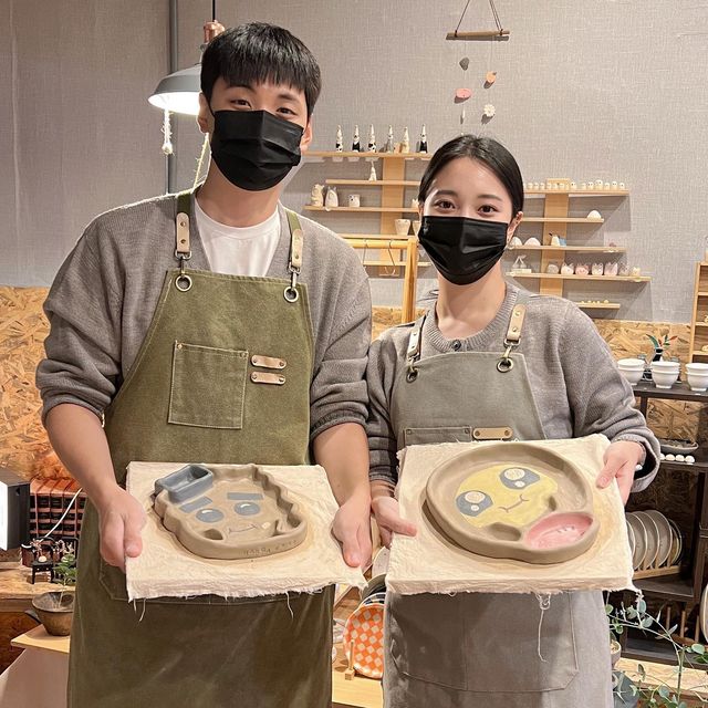 ❥ ❥한가커플❥ ❥ on Instagram: "🥳한가커플 1주년 데이트 _ 도자기공방🥳 1주년인데 저희가 직접만든 커플템이 있으면 좋겠다 싶어서 #솜씨당 이라는 어플을 통해 원데이 클래스에 대해서