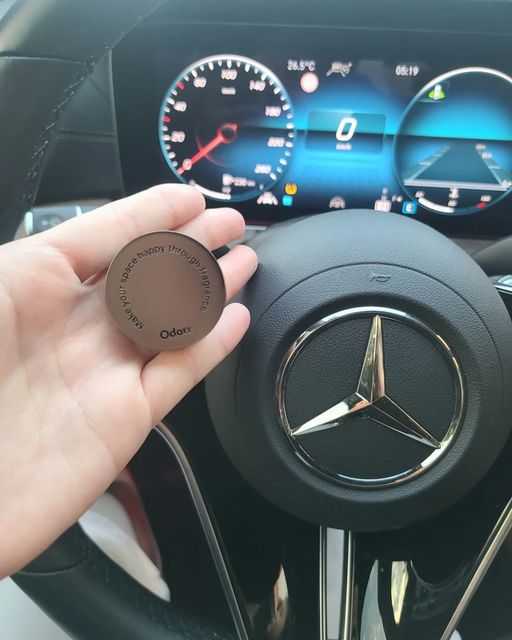김하나 on Instagram: ". 오도르 차량용 방향제 인위적이 아닌 따듯한 빨래 냄새 강하지도 머리 아프지도 않은 기분 좋은 향 햇볕에 바짝 마른 포근포근한 냄새가 기분좋다 선물로 굉장히 좋을