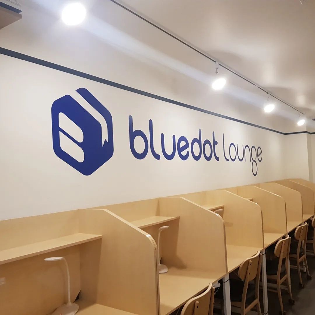 안녕하세요~ 오늘은 제가 다니는 독서실을  소개해드리려고 합니다! 바로바로 <블루닷라운지 구서2호점> 입니다^^ 현재 2주년 이벤트도 진행중이예요♡

제가 이 독서실을 이용하는 가장 큰 장점은, 머니머니해도 독서실 이용료가 저렴하다는 점이예요!! 학생들에게 돈은 생계와 직접 연관되는 부분이죠ㅠㅠ 1개월 79000원, 100시간권 85000원이며, 1시간권으로 미리 이용해보고 결제 할 수도 있습니다.

또한 구서점, 구서2호점 자유롭게 지점 이동이 가능해요! 롯데캐슬 및 구서동 중심에서 멀지 않아 접근성이 좋으니 장소를 바꿔가며 공부할 수 있답니다~^^

그리고 제가 가장 좋아하는 장점은 프린트 이용이 무료라는 점이예요ㅎㅎ 용지만 개인이 지참하시면 됩니다!

[이 포스팅은 업체로부터 이용권을 지급받고 작성한 솔직한 후기입니다.]

#구서동스터디카페 #구서동독서실 #블루닷라운지 #블루닷라운지구서점 #블루닷라운지구서2호점 #구서동공부잘되는독서실 #구서동합격잘되는독서실 #공시생 #수험생 #취준생 #재수생 #자기개발러 #부산24시독서실 #자기개발 #합격 #구서동