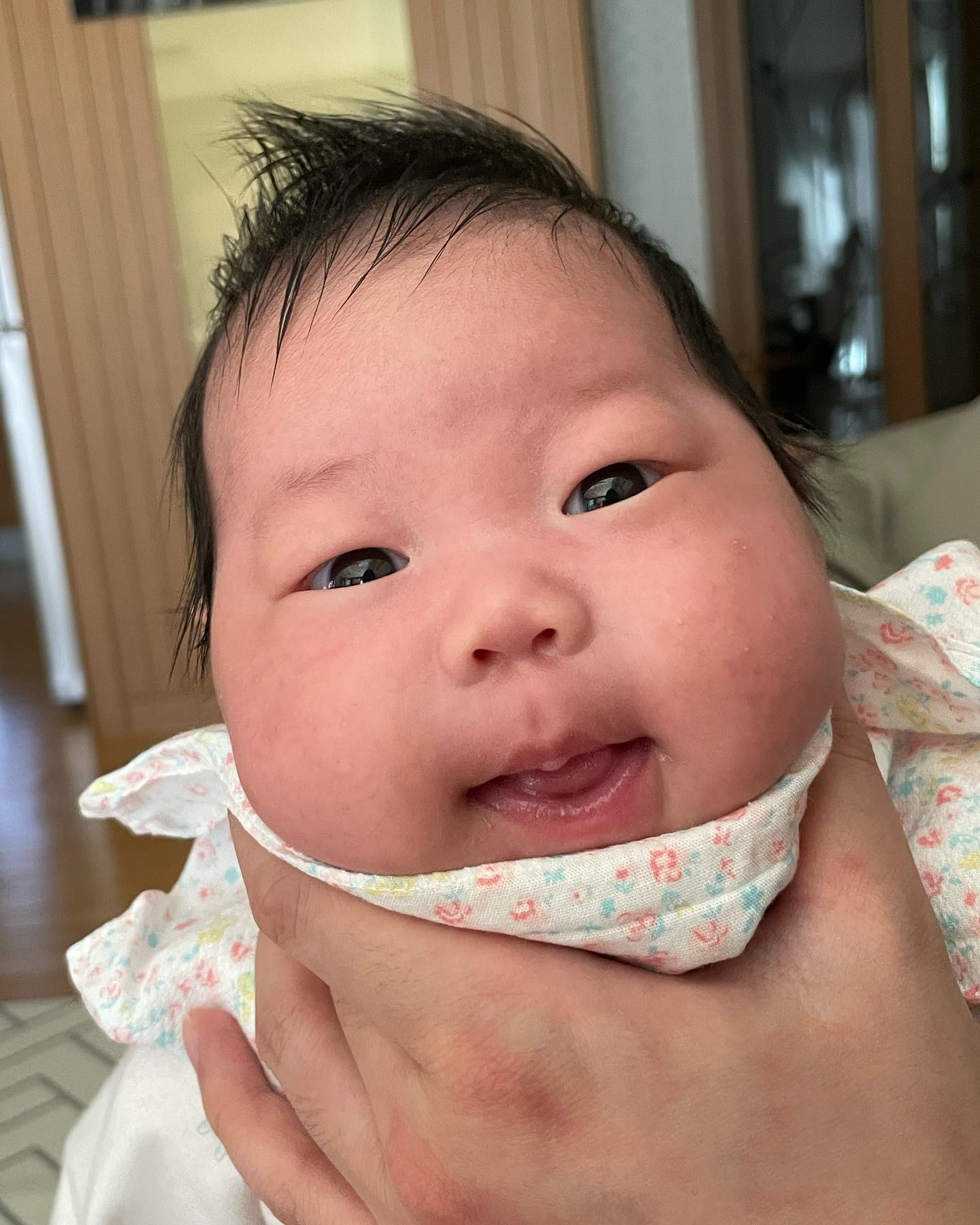 👶🏻지유가 태어난지 벌써 한달이 지나 33일이 되었어요! 엄마보다는 아빠를 더 좋아하고, 이모님도 순둥순둥 하다는 우리 지유❤️아직은 누굴 닮았는지 모르게쒀요.......🫠
#신생아졸업#한지유👶🏻#범띠#🐯