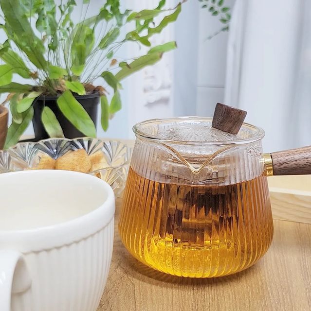 윰밍 on Instagram: "#협찬 #티이야기 . HOME CAFE 🍵 안그래도 코로나걸려서 따뜻한 물 많이 마셔야해서 ㅠ 이렇게 티이야기 티팟을 사용해보았어요 ㅎ . 예전에 사용하던 티팟은 안이 안보여서