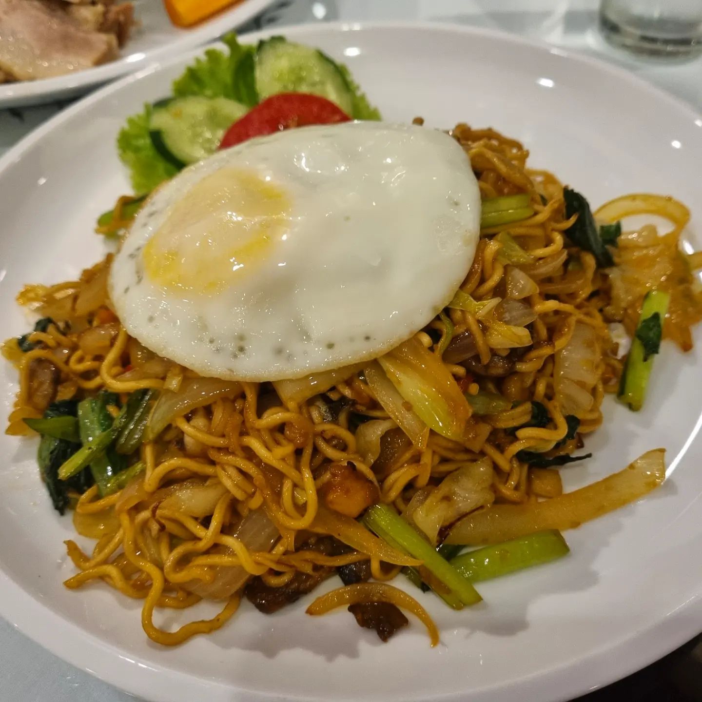 엊그제 가서 미고랭과 나시고랭을 먹었는데 너무 맛있었던, 한국인 사장님이 하시는 식당!
오늘은 아는 맛이 땡겨서 다시 방문!
픽업 드랍 다 가능해서 구석에 있는 캠핀스키에서도 문제없이 식사하고 와뜸ㅎ
한국인 입맛에 맞춘 미고랭과 보쌈 시켰는데 반찬도 흡입! koki 넘 만족:)
. 
.
.
#인도네시아 #발리 #indonesia #bail #누사두아 #맛집 #koki #한식당#여행 #여행에 미치다 #여행스타그램 #행복 #힐링 #휴가