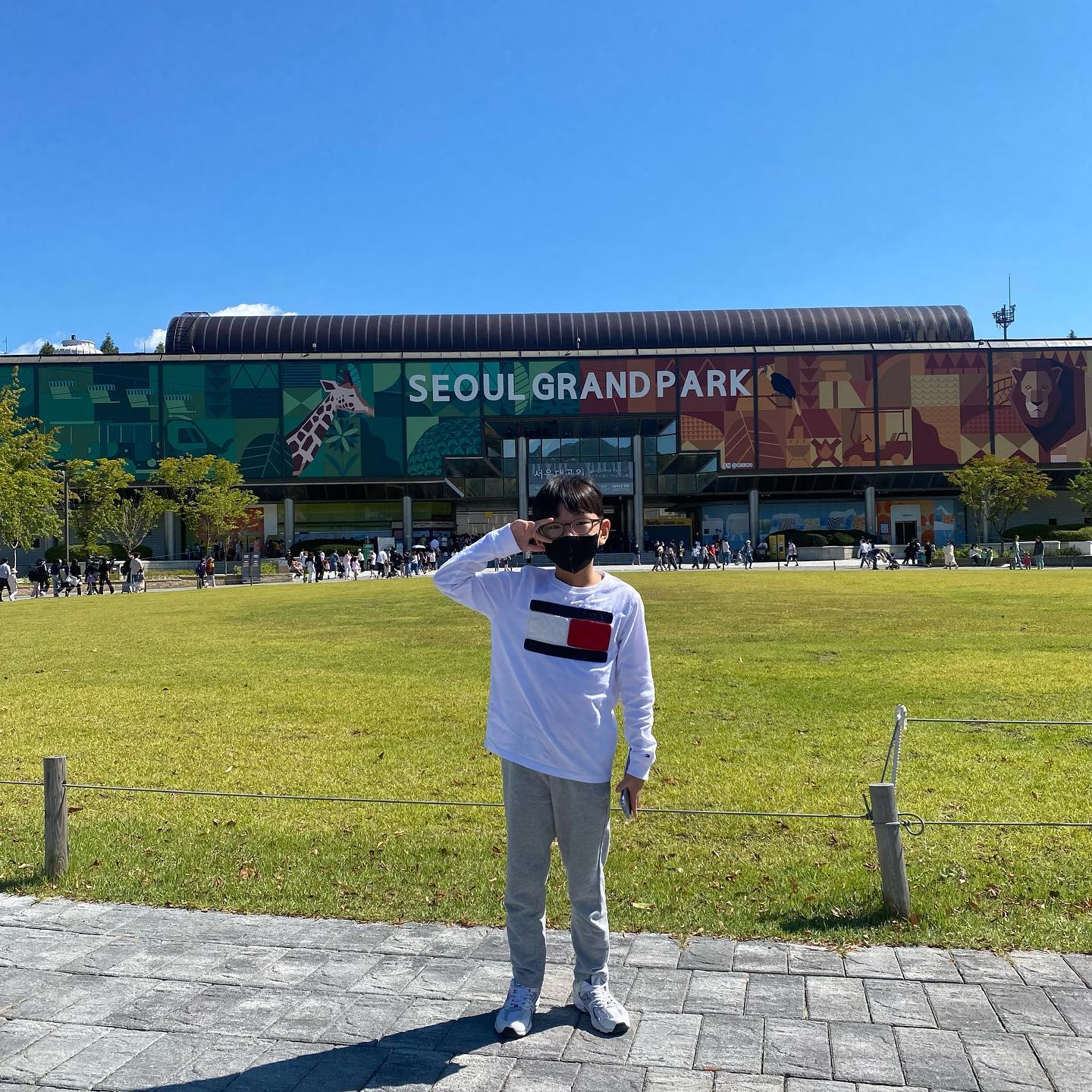 날씨 좋은 주말🙂
에버랜드로 가려다 동물만 보기 원해 서울대공원으로 행선지 변경😄에버랜드 갔으면 동물 구경 못했겠지? 에버랜드는 평일에 가는걸로!

동물박사 아들! 입에 모터달고 설명해줘서 고마워😁 

#꼭수의사되야해 #딸꿈은요리사 #사짜아들딸둔엄마되겠네😅#주말나들이 #서울대공원