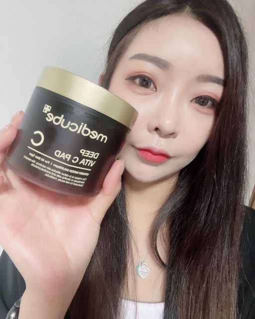 @qocn888 on Instagram: "#광고 🍋메디큐브 딥 비타C패드 🍋 저처럼 기미 투성인 피부를 가진분들! 요 제품은 비타민 워터가 무려500,000ppm이나 들어가 있다능.. 😖 또 번거롭지 않게 패드 한장으로