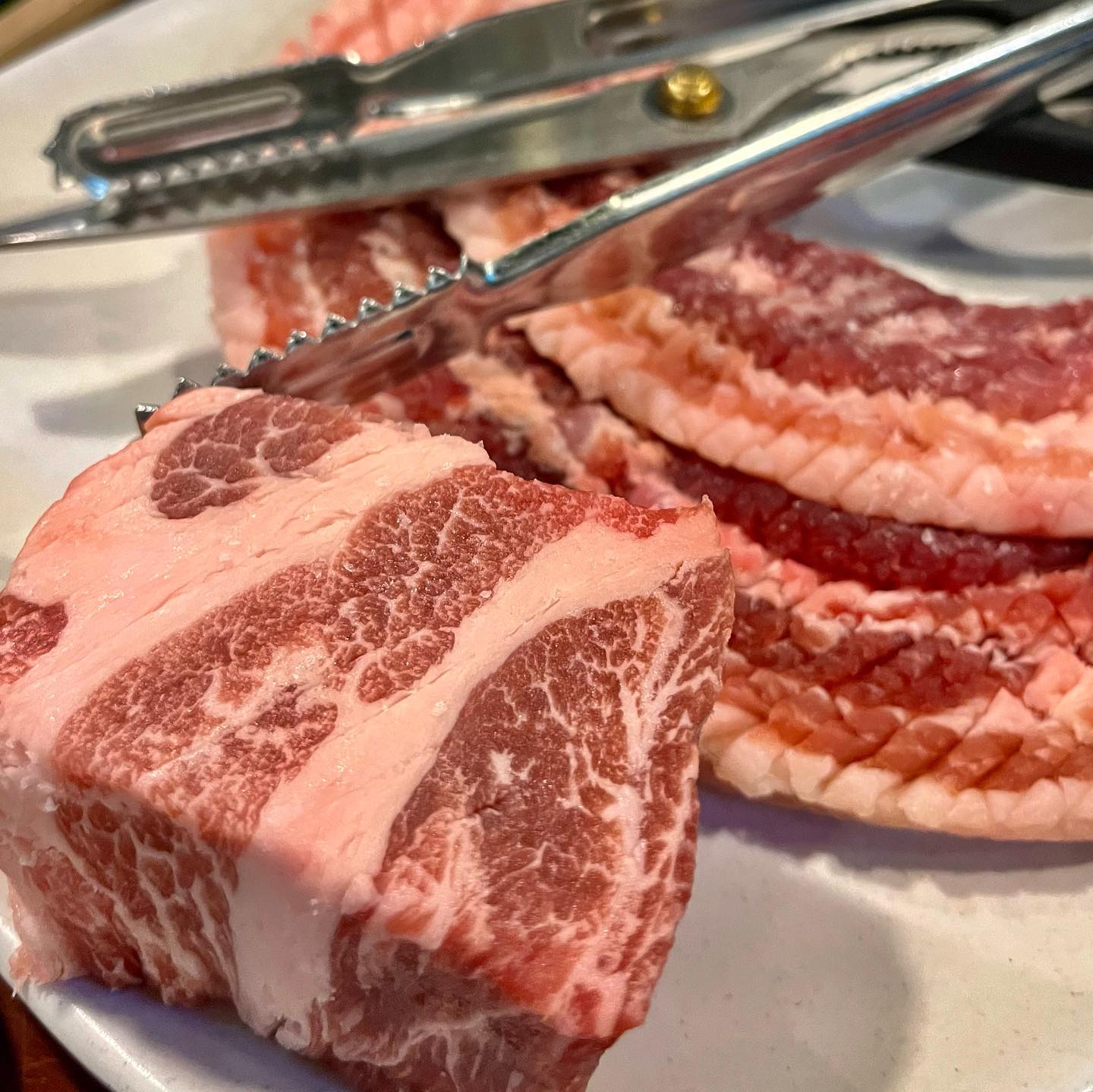 맛도리 돼지고기 집 🥰
야탑역 #삼육가 
여긴 삼겹살도 맛있지만, 목살이 정말 맛있어요🎊 육즙 팡팡 
여긴 된장찌개 보다는 김치찌개 추천합니다,, 고기도 낙낙히 들어간 대존맛 김치찌개😍 
술이 술술 넘어갑니당 ㅎㅎ 
찍어먹는 소스도 다양하고 반찬들도 다양한 삼육가 야탑 맛집으로 인정합니당🥹🔥

#야탑맛집 #야탑역맛집 #성남맛집 #성남맛집추천 #저메추 #점메추 #고기맛집 #삼육가야탑점 #야탑데이트 #먹스타그램🍴 #먹팔 #먹스타맞팔 #먹팔해요 #먹팔맞팔
