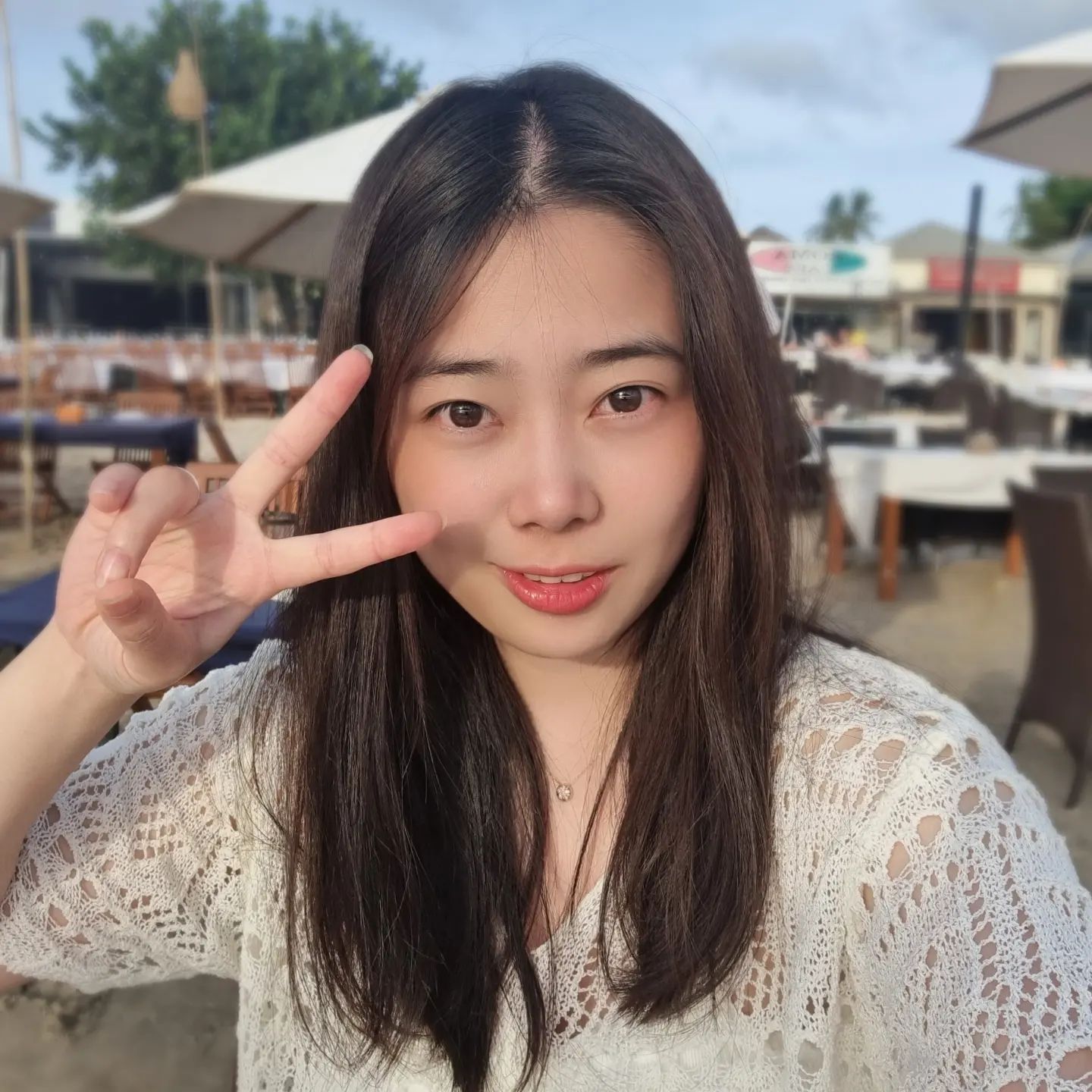 짐바란 비치에서 선셋 보며 씨푸드 디너!
양념이 맛있었던 음식들! 오징어는 좀 질기지만 새우, 생선 존맛탱♡ 코코넛은 무맛이지만 선셋이 예쁘니 그걸로 됐디ㅎ
. 
.
.
#인도네시아 #발리 #sunset #indonesia #bail #셀카 #셀스타 #여행 #여행에 미치다 #여행스타그램 #행복 #힐링 #휴가
